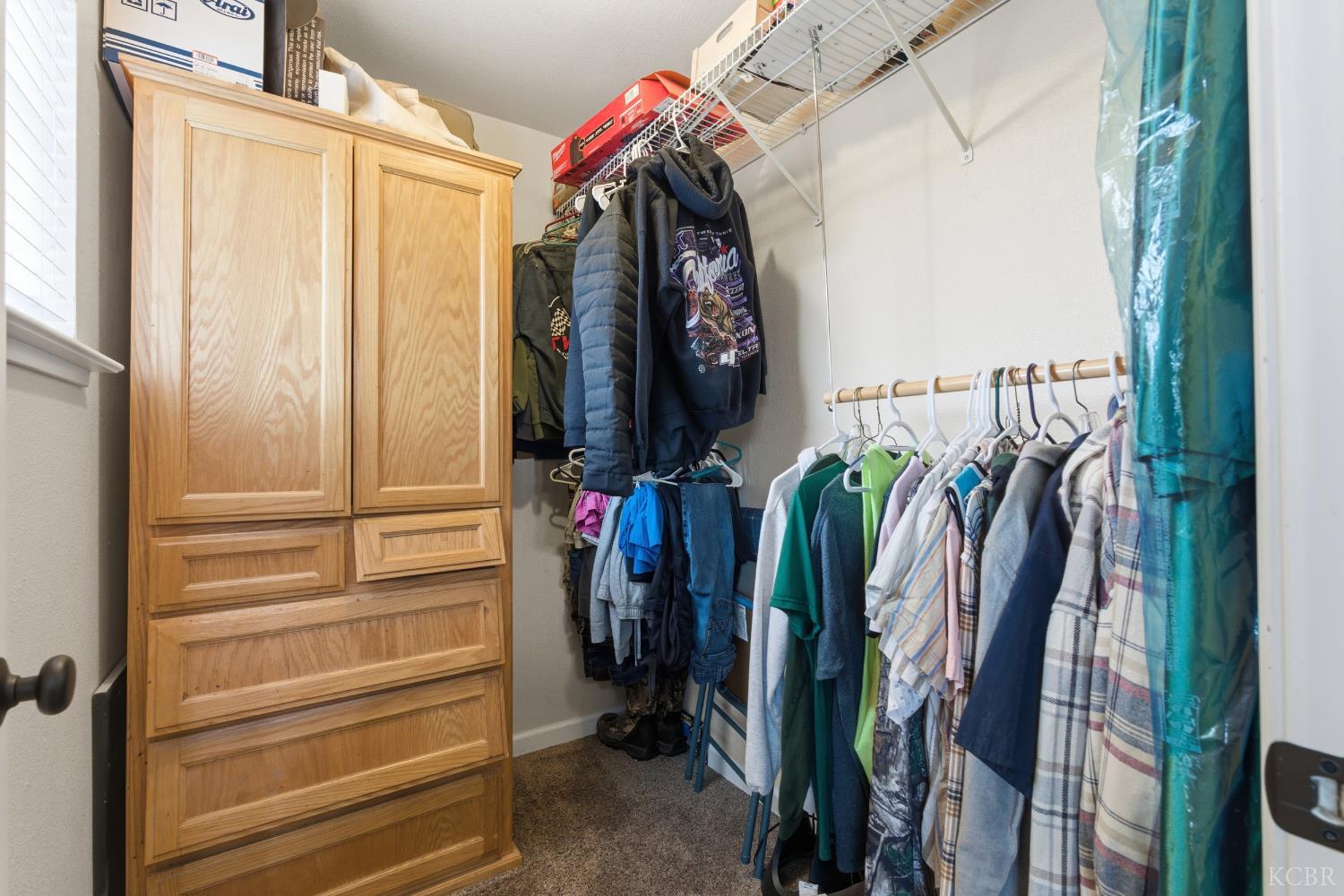 952 Meadow View Rd, Hanford, CA 93230