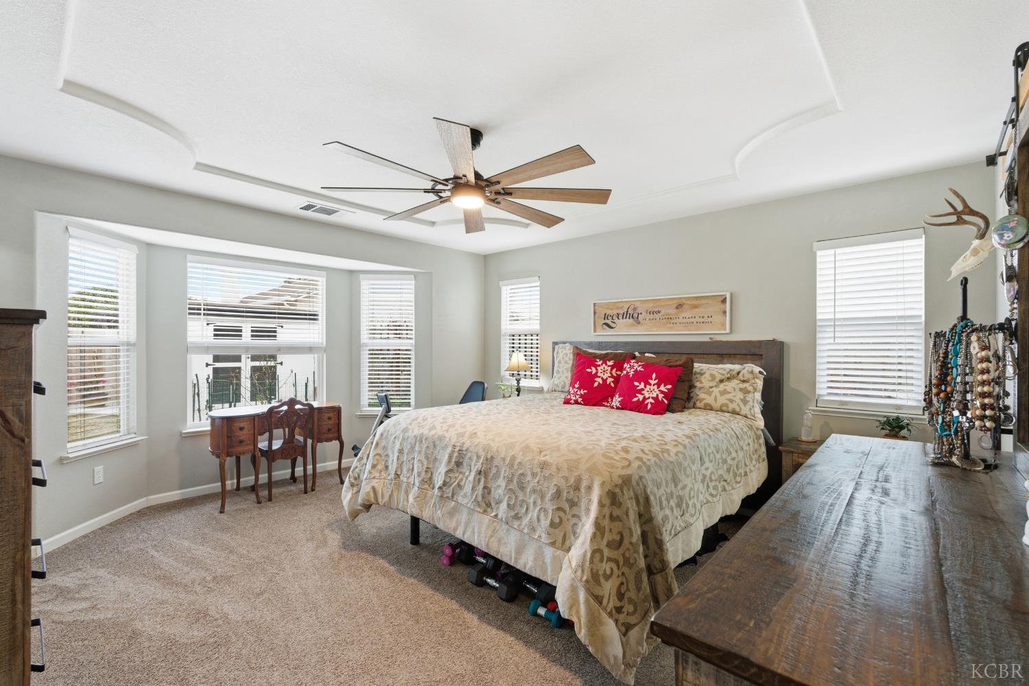 952 Meadow View Rd, Hanford, CA 93230