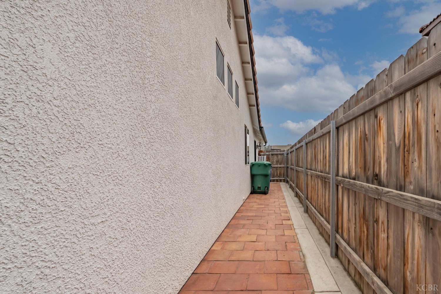 952 Meadow View Rd, Hanford, CA 93230