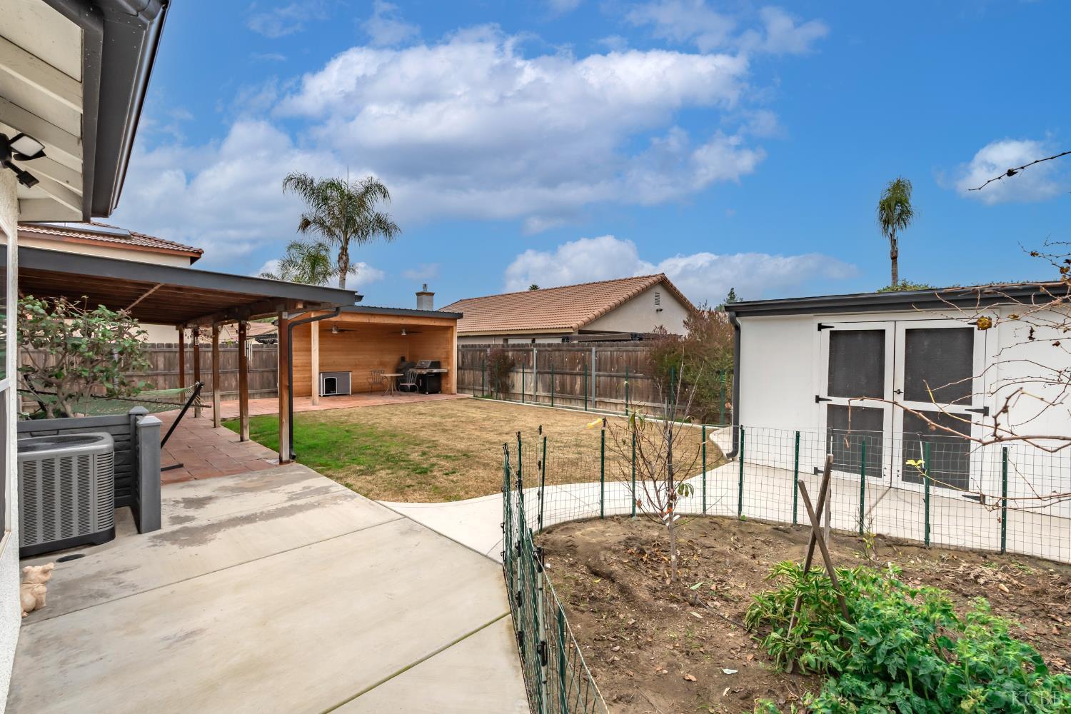 952 Meadow View Rd, Hanford, CA 93230