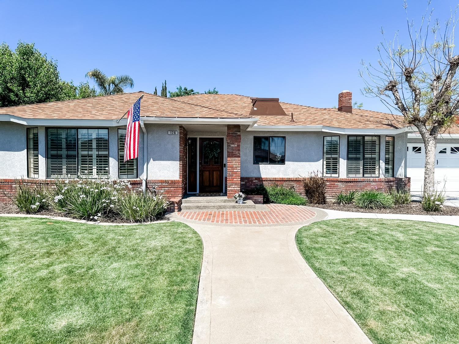 126 W Windsor Dr, Hanford, CA 93230