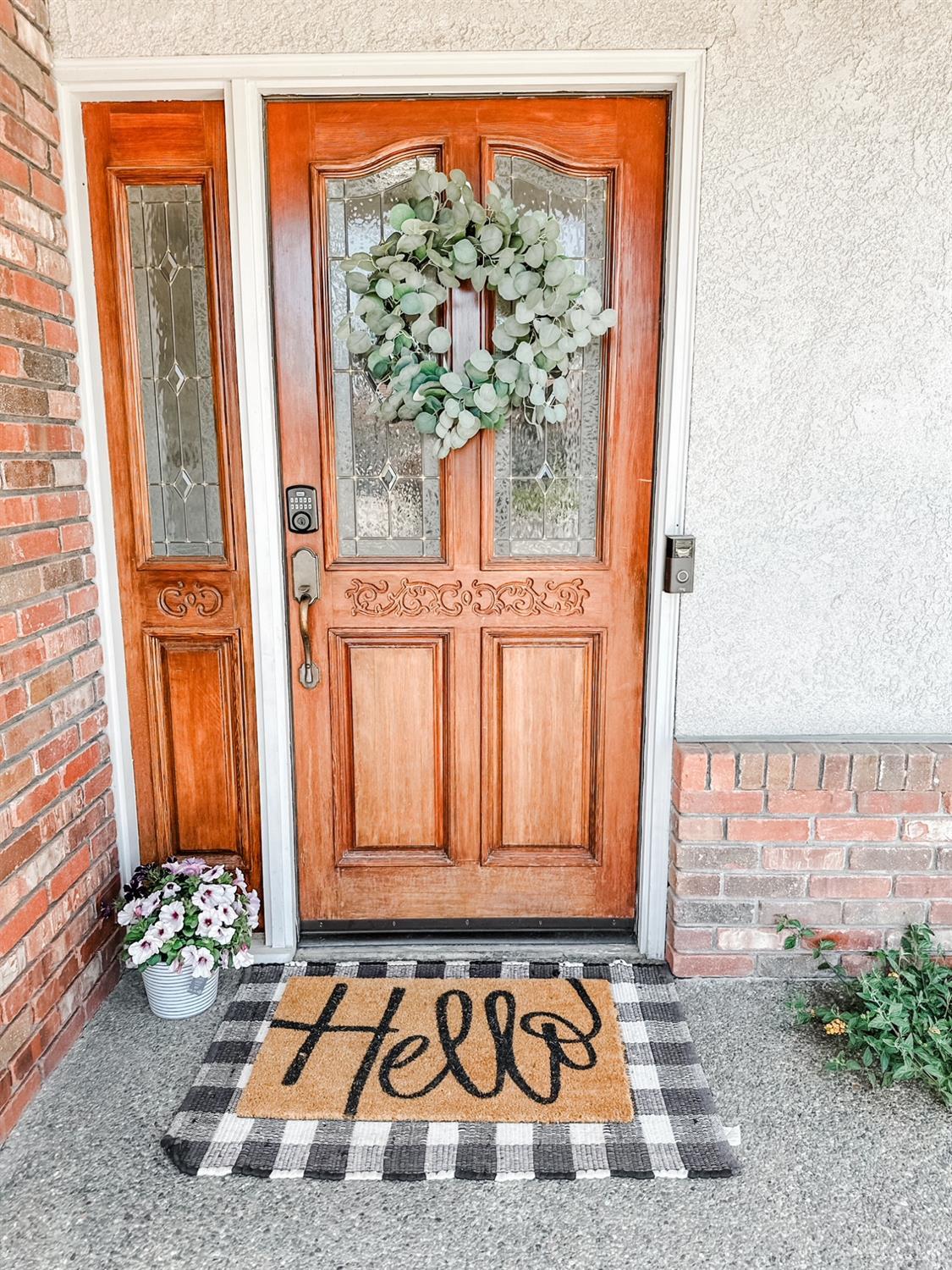 126 W Windsor Dr, Hanford, CA 93230