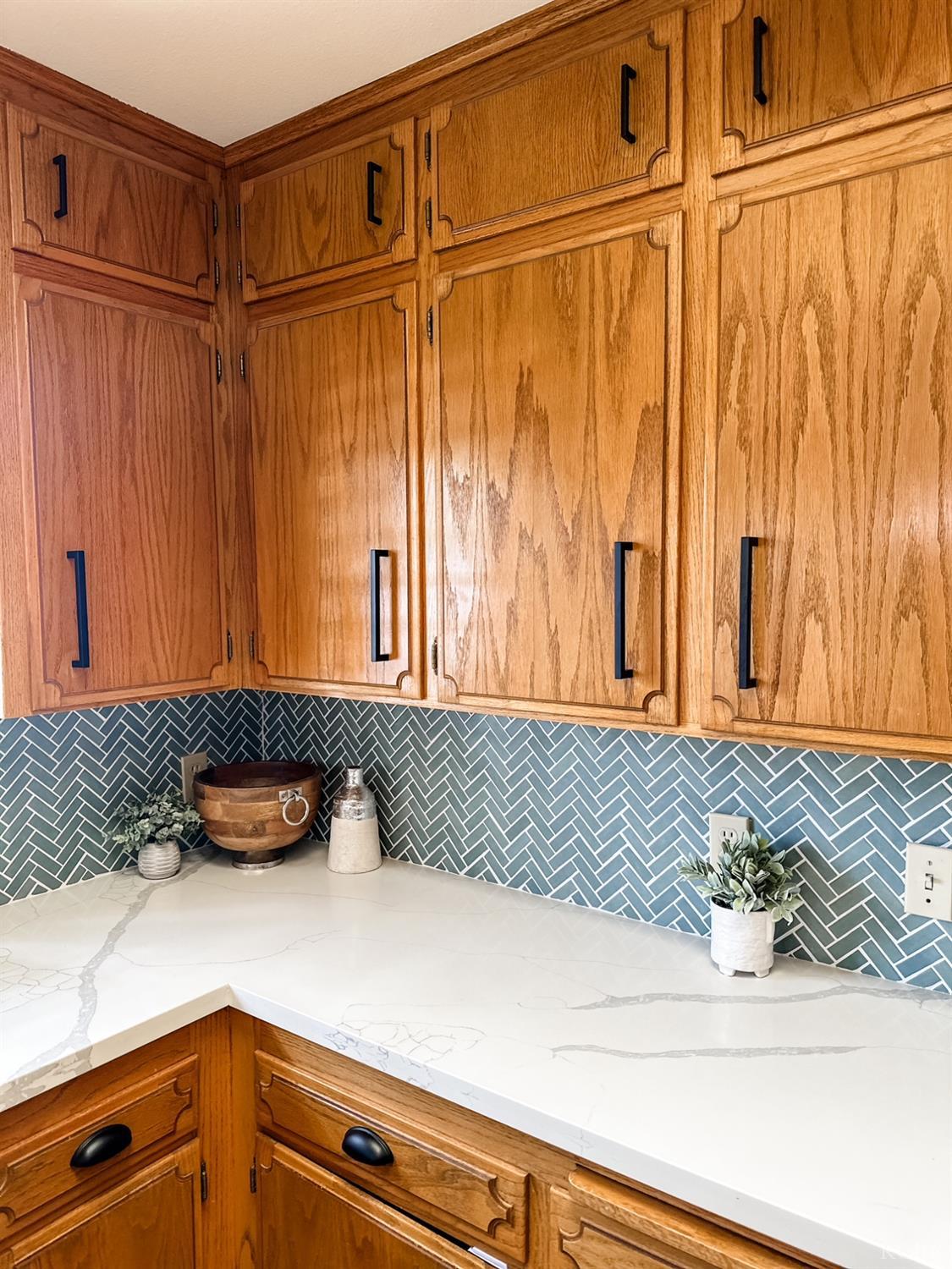 126 W Windsor Dr, Hanford, CA 93230