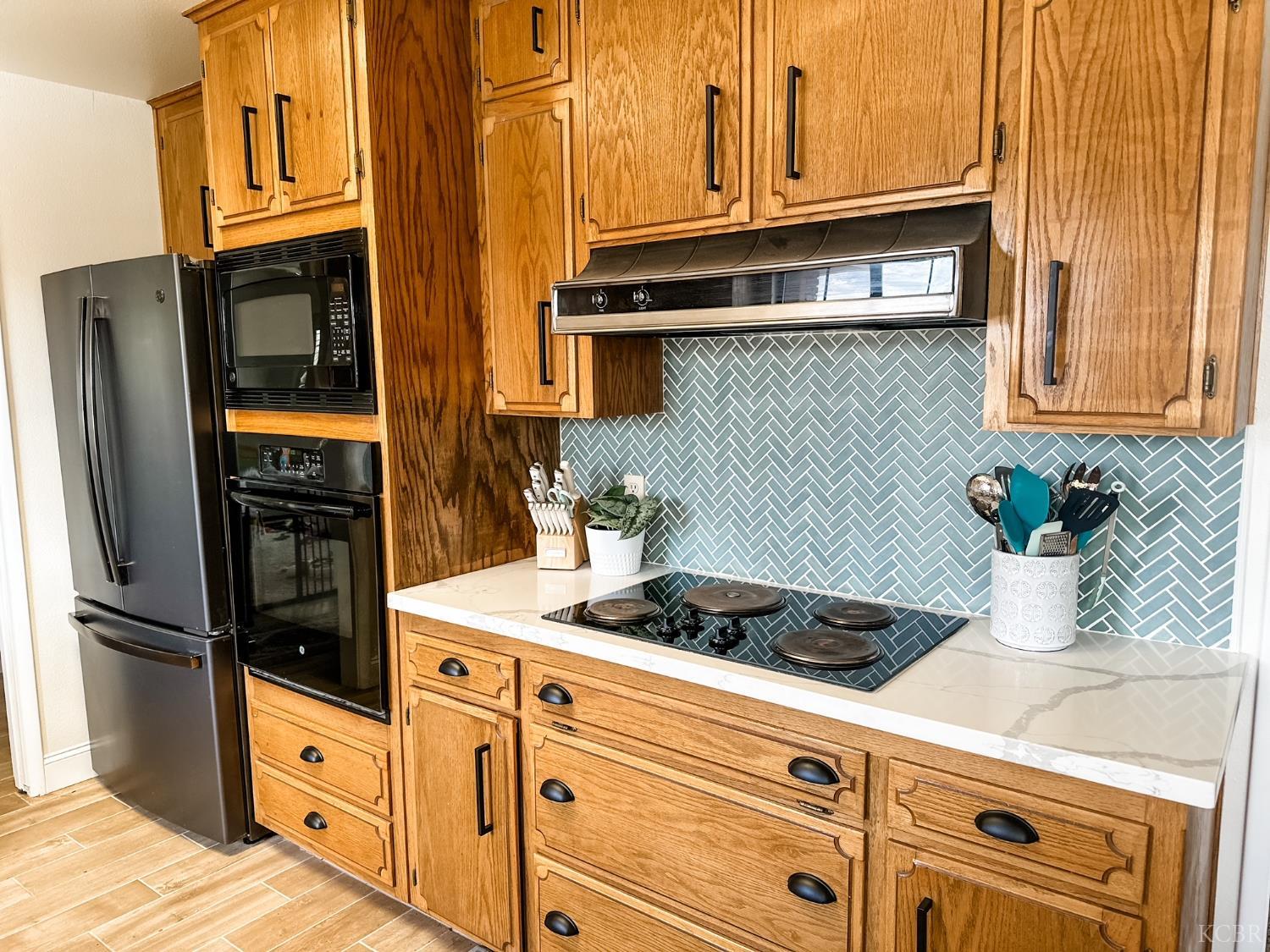 126 W Windsor Dr, Hanford, CA 93230