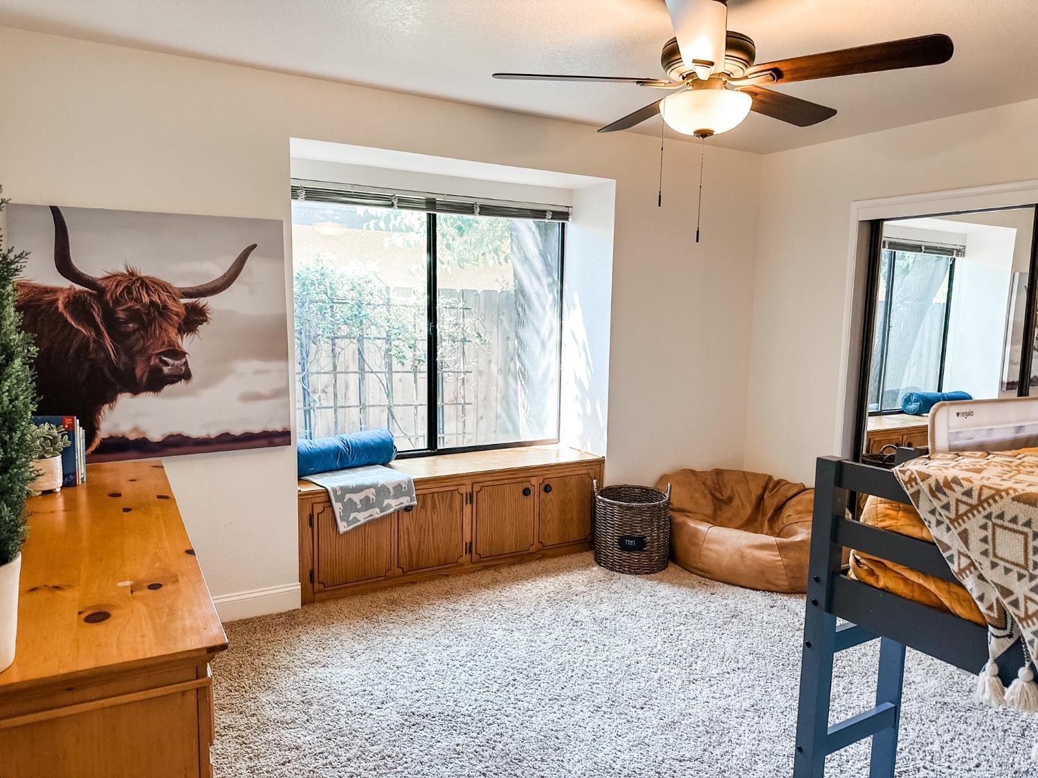 126 W Windsor Dr, Hanford, CA 93230