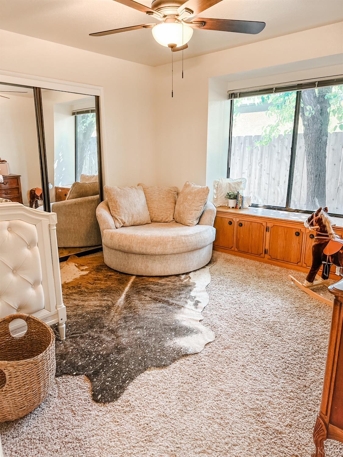 126 W Windsor Dr, Hanford, CA 93230