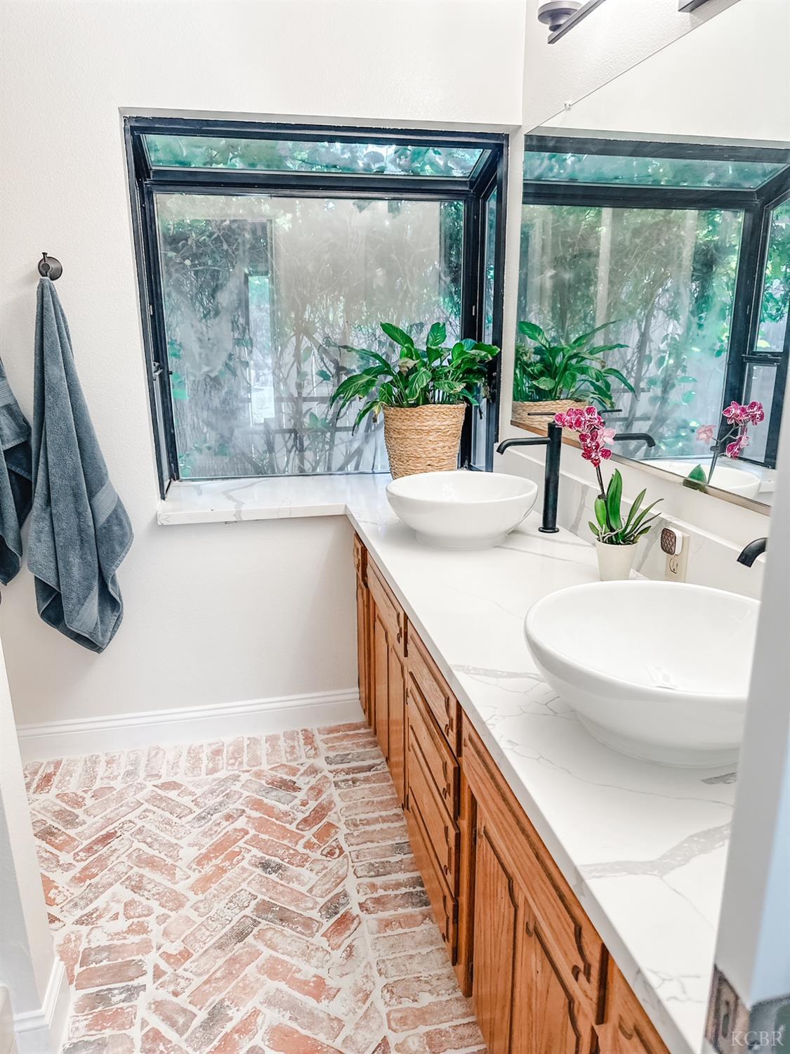 126 W Windsor Dr, Hanford, CA 93230