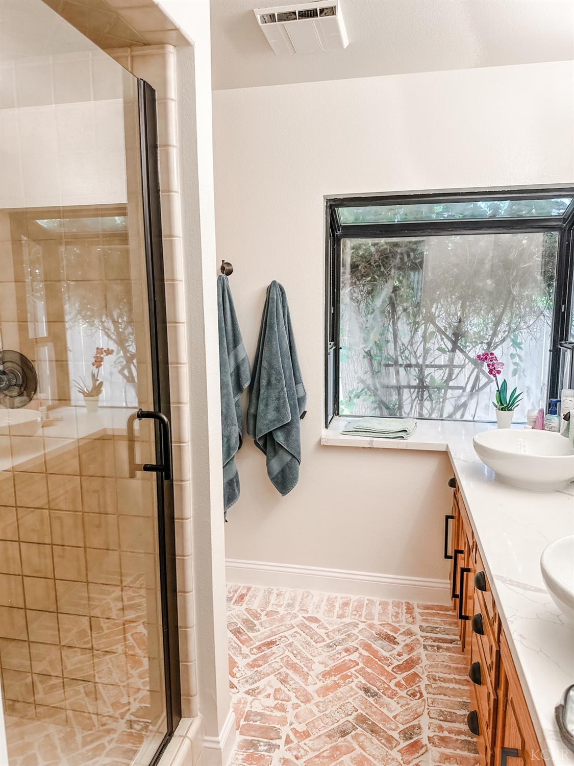 126 W Windsor Dr, Hanford, CA 93230