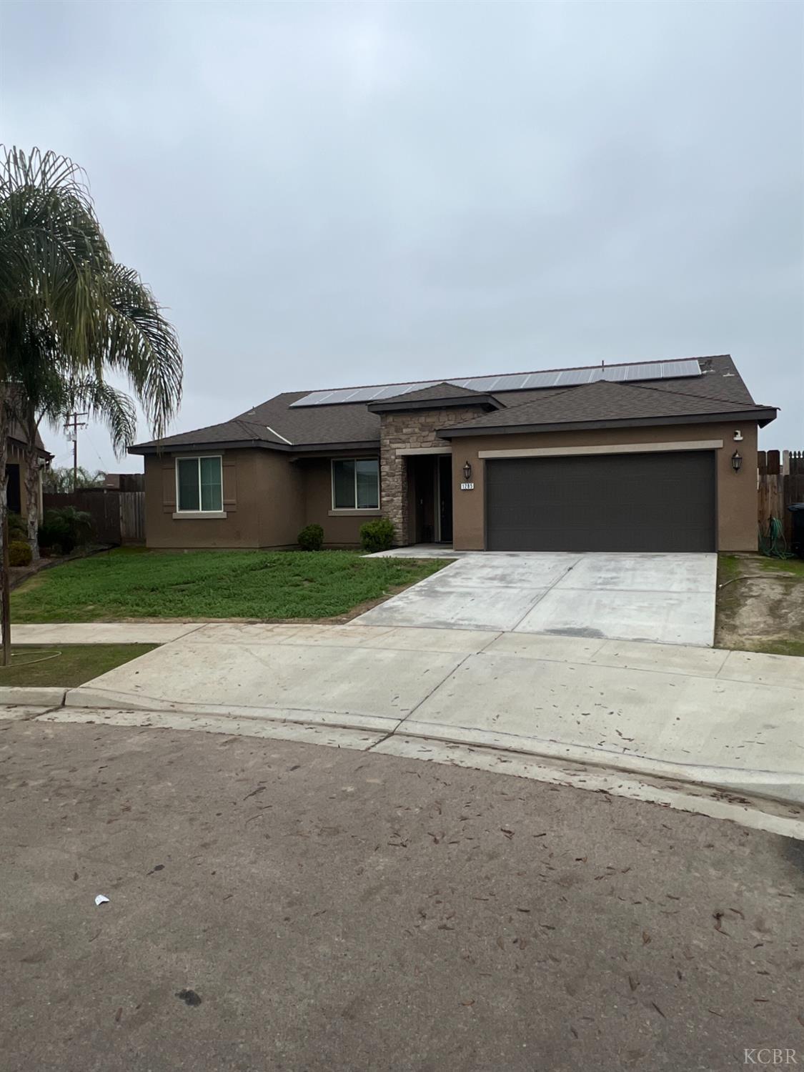 1285 Wren Dr, Hanford, CA 93230