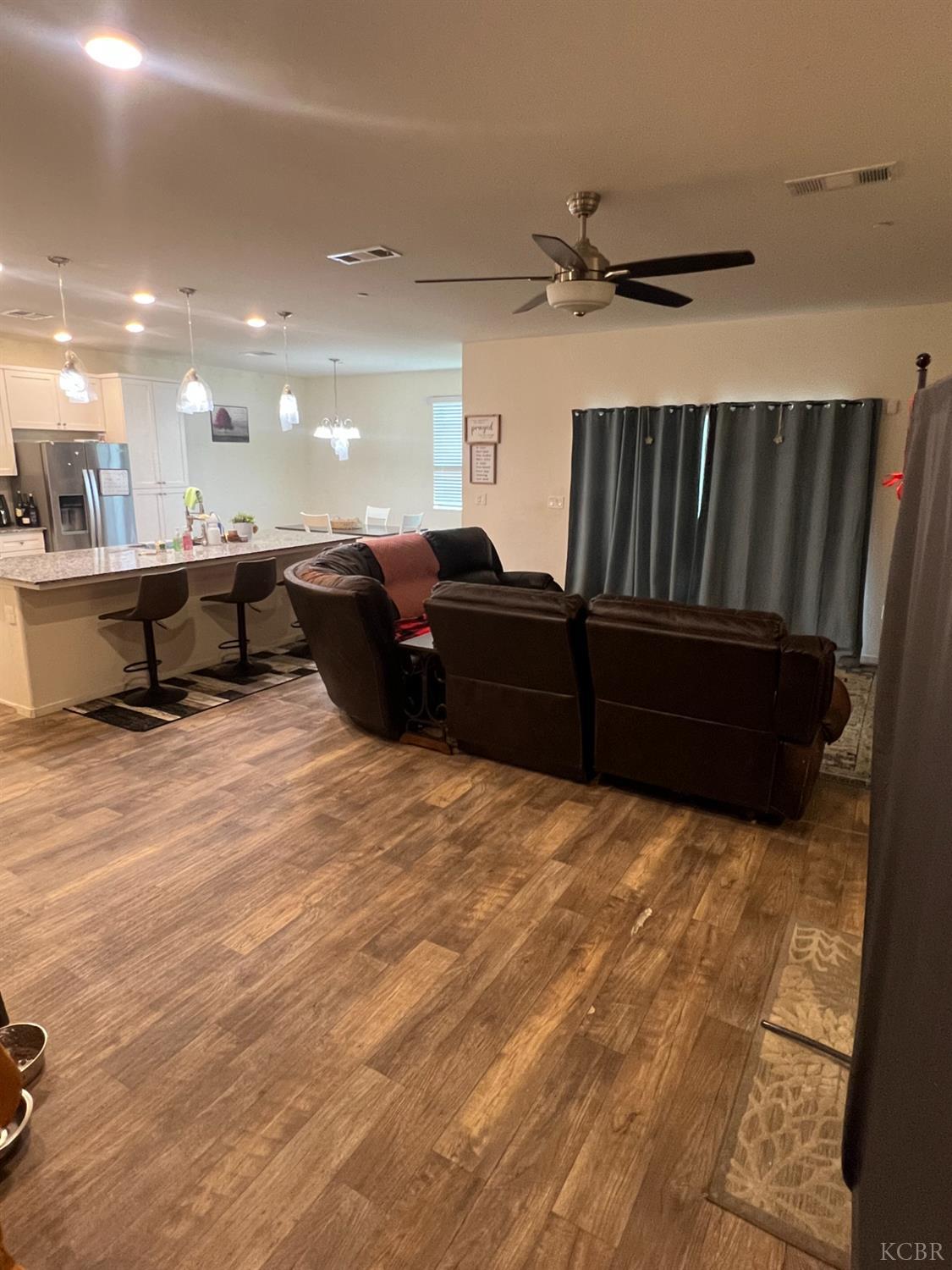 1285 Wren Dr, Hanford, CA 93230