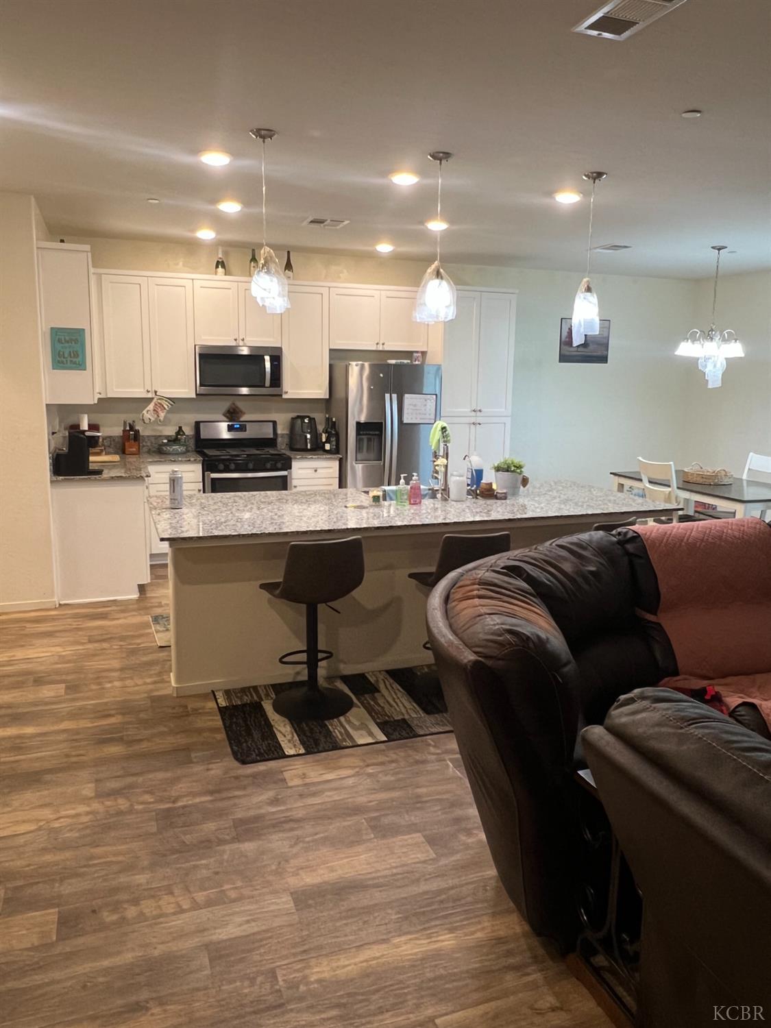 1285 Wren Dr, Hanford, CA 93230