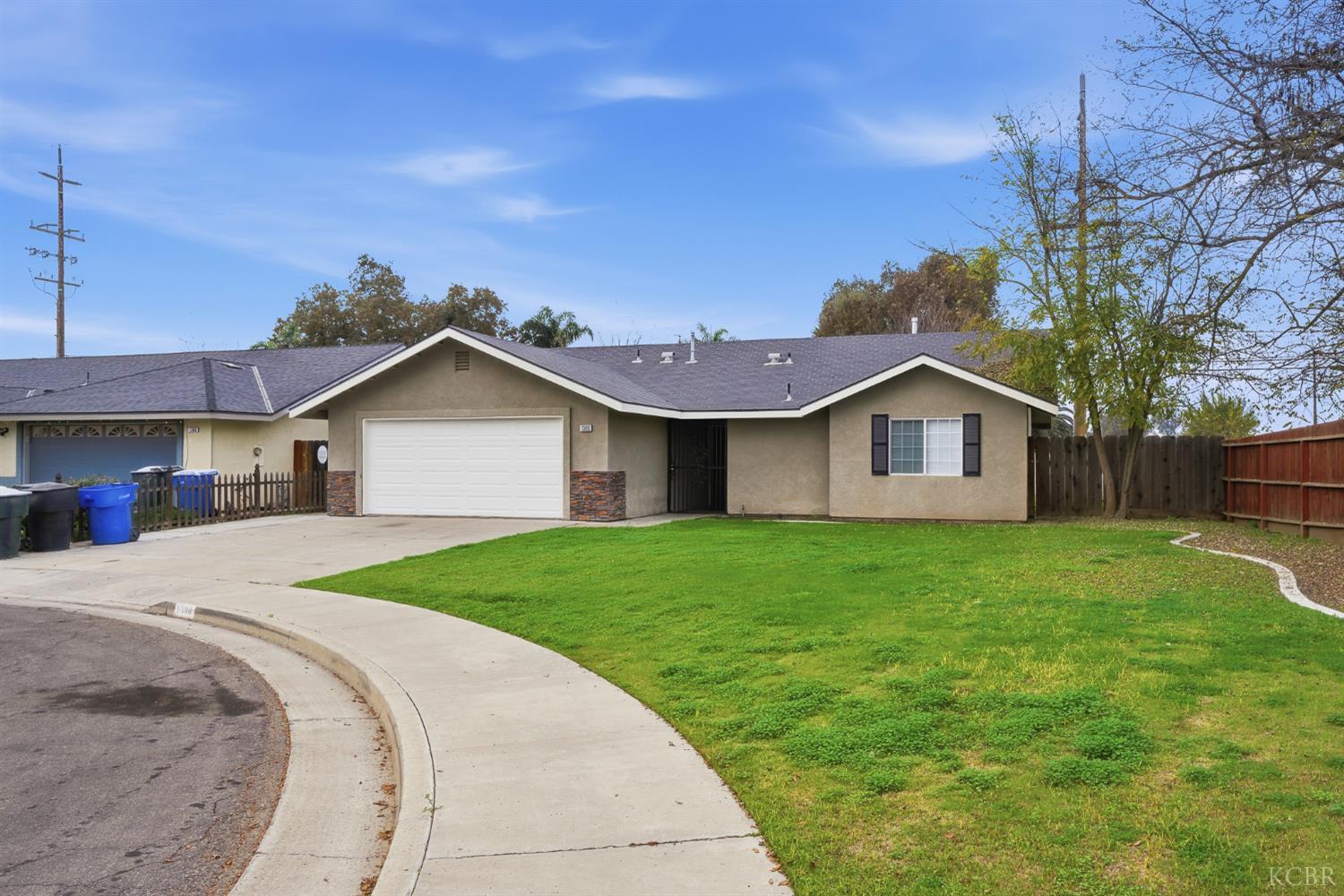 1300 Lark Cir, Hanford, CA 93230