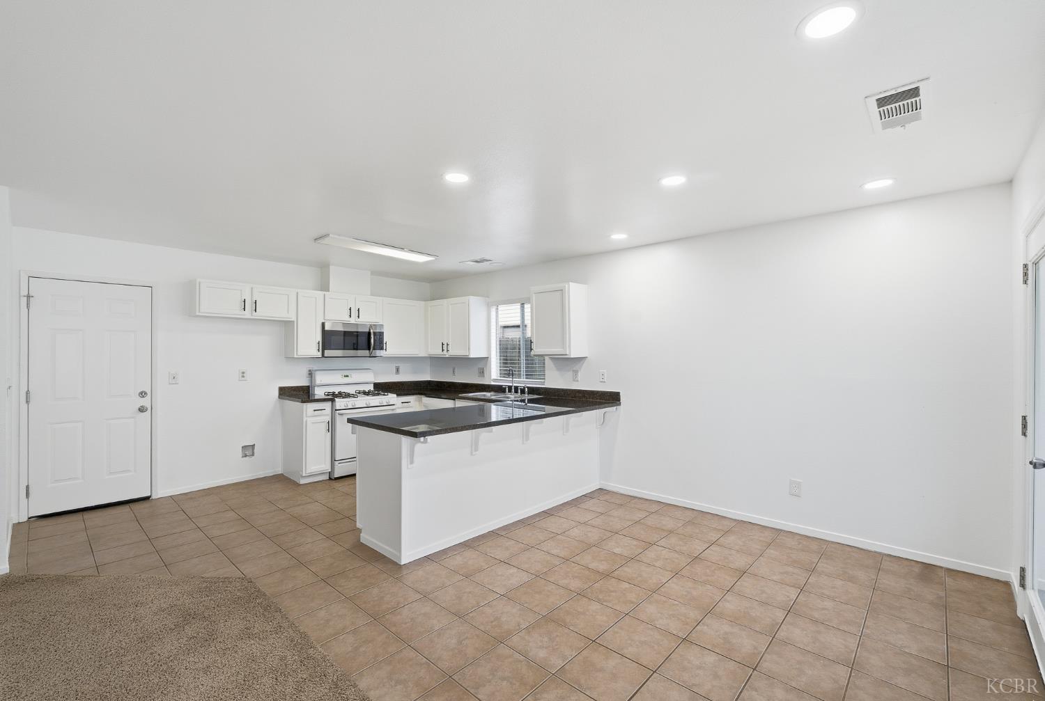 1300 Lark Cir, Hanford, CA 93230