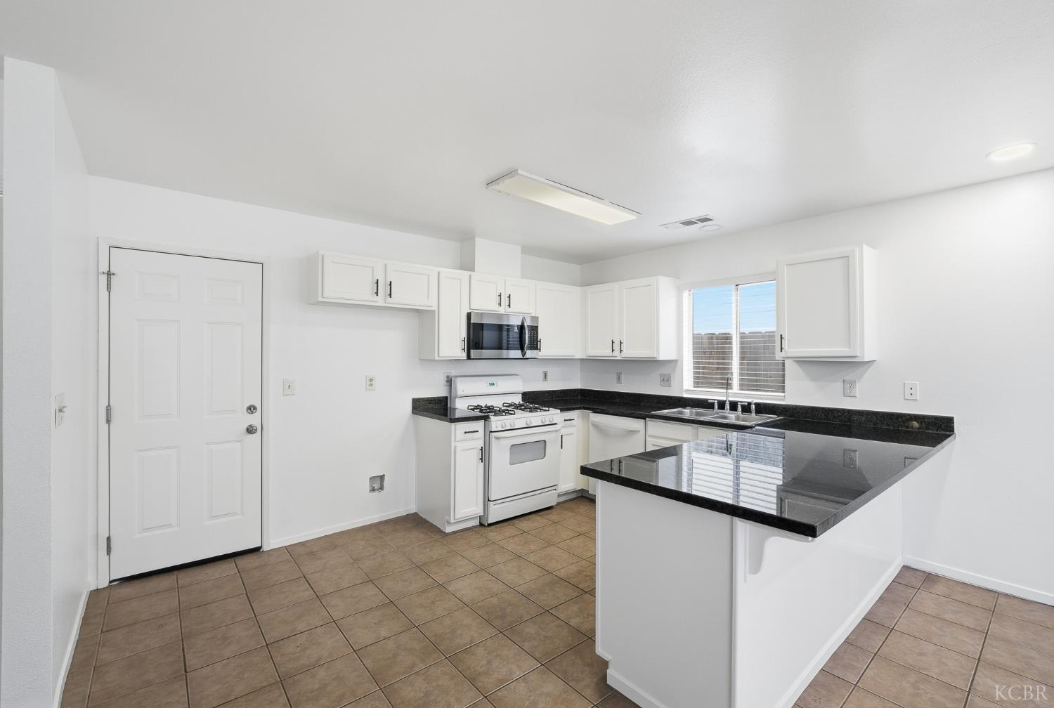 1300 Lark Cir, Hanford, CA 93230