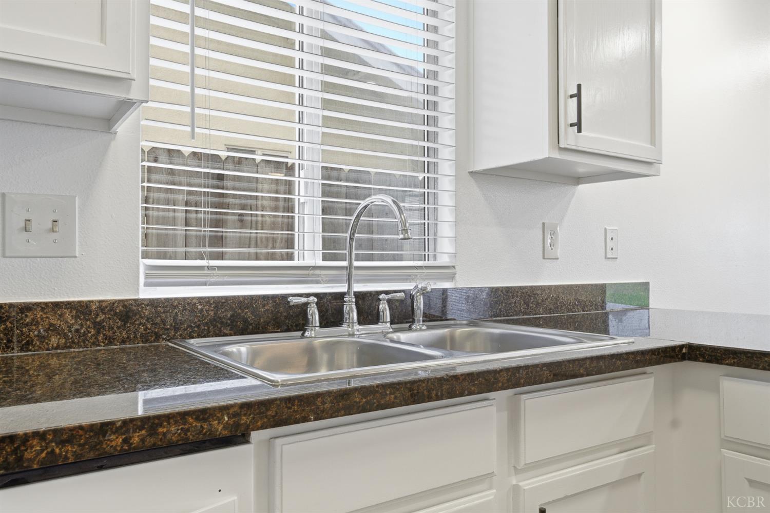 1300 Lark Cir, Hanford, CA 93230