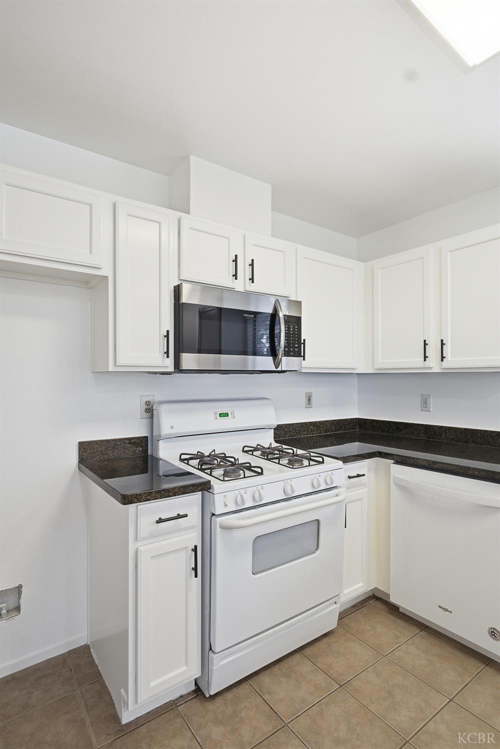 1300 Lark Cir, Hanford, CA 93230