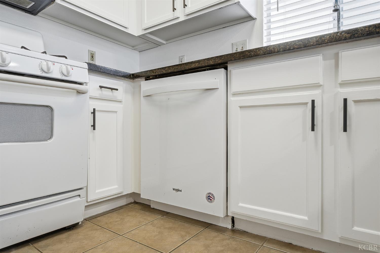 1300 Lark Cir, Hanford, CA 93230