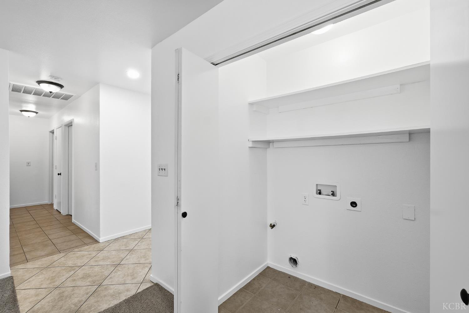 1300 Lark Cir, Hanford, CA 93230