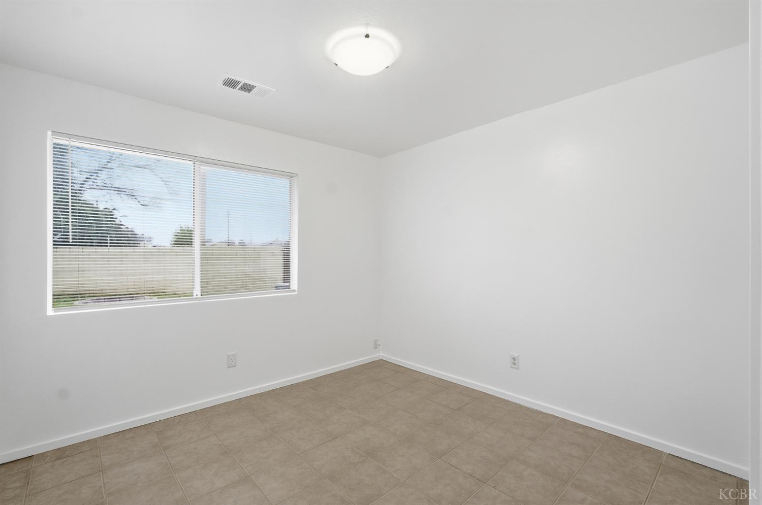 1300 Lark Cir, Hanford, CA 93230