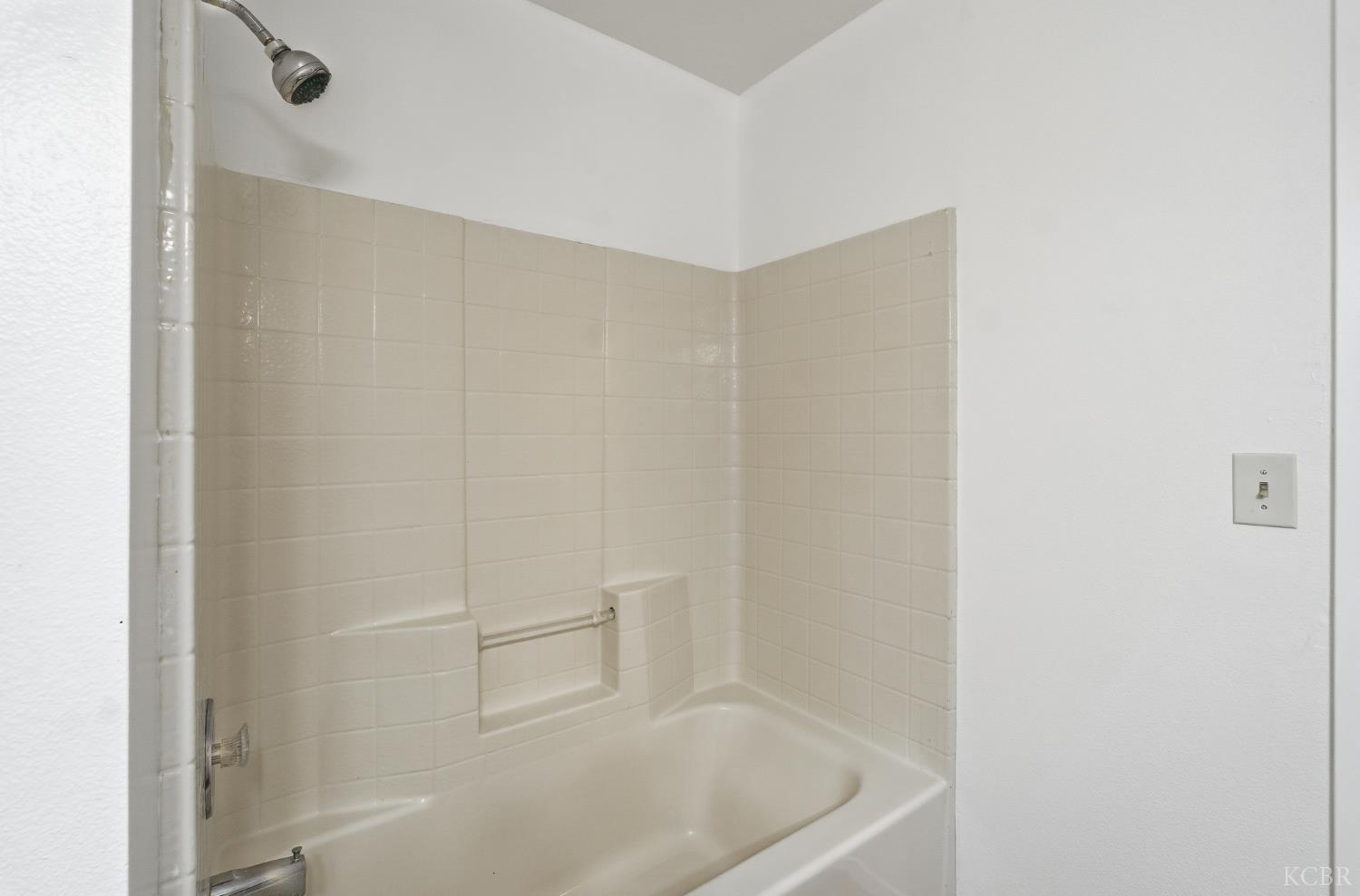 1300 Lark Cir, Hanford, CA 93230