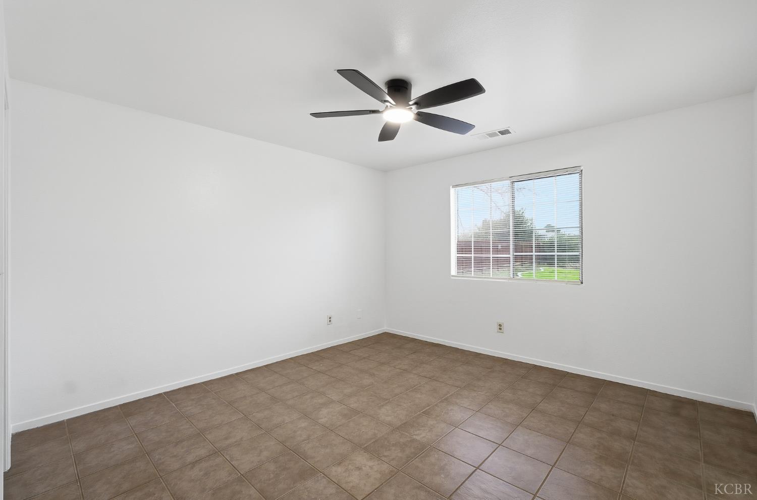 1300 Lark Cir, Hanford, CA 93230