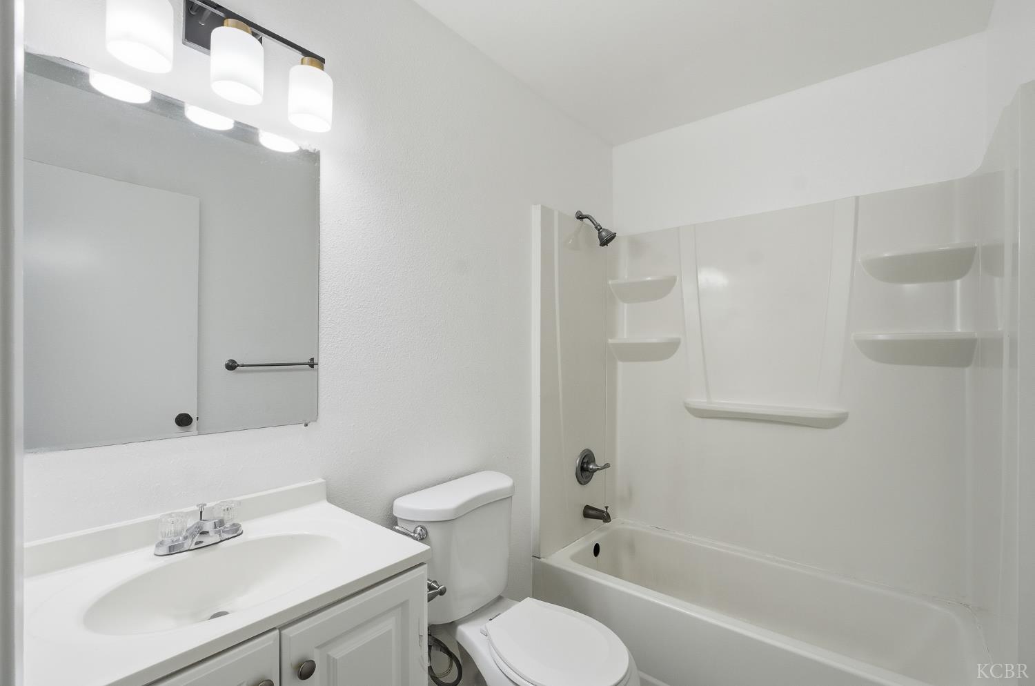 1300 Lark Cir, Hanford, CA 93230