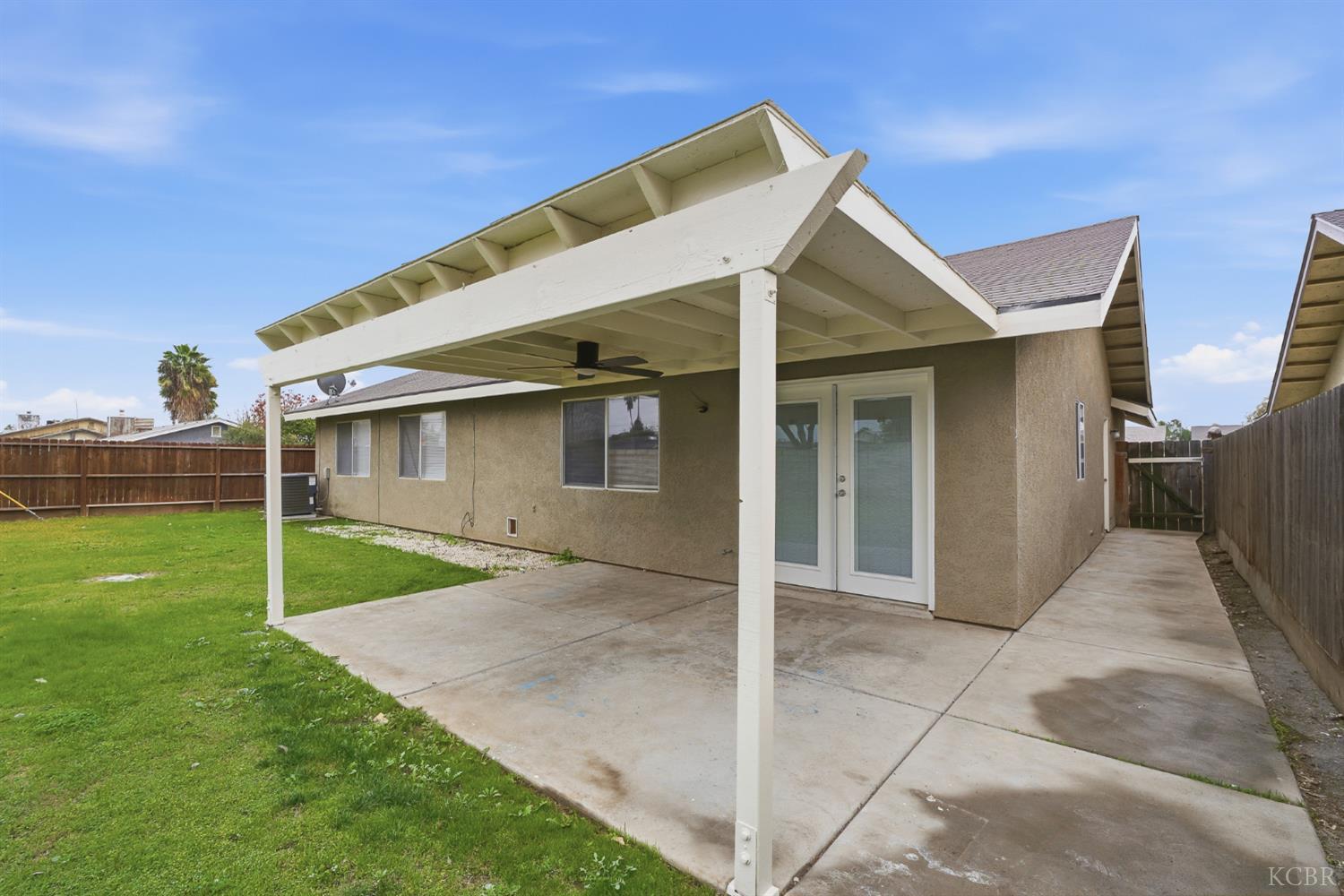 1300 Lark Cir, Hanford, CA 93230