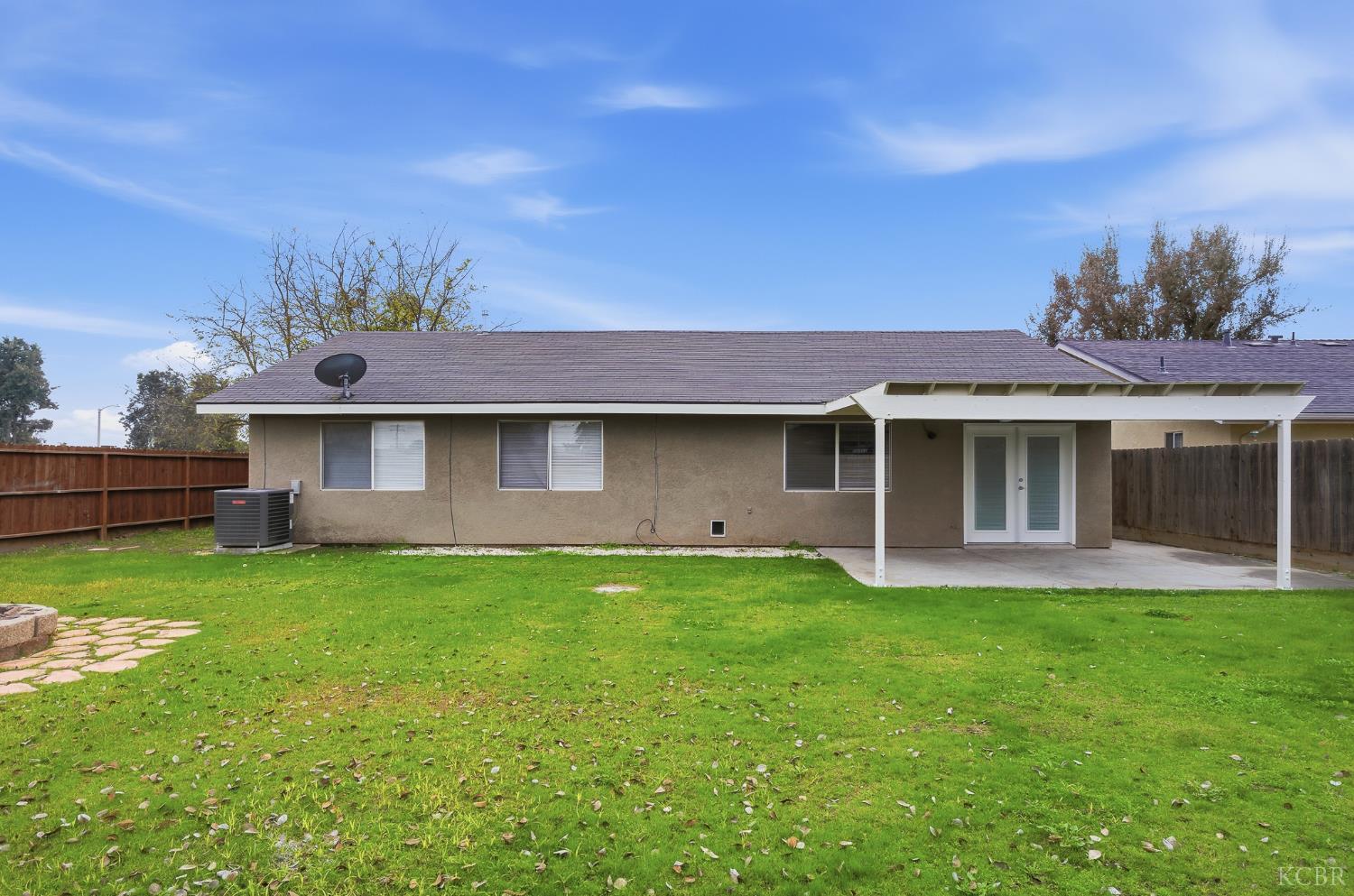 1300 Lark Cir, Hanford, CA 93230