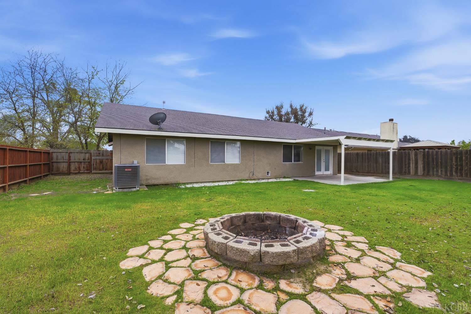 1300 Lark Cir, Hanford, CA 93230