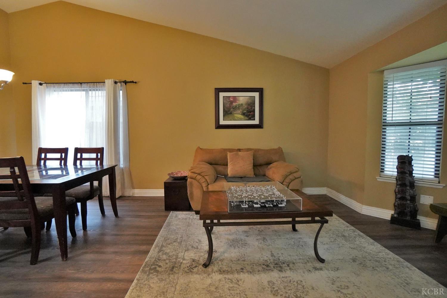 1230 W Sierra Ave W, Fresno, CA 93711