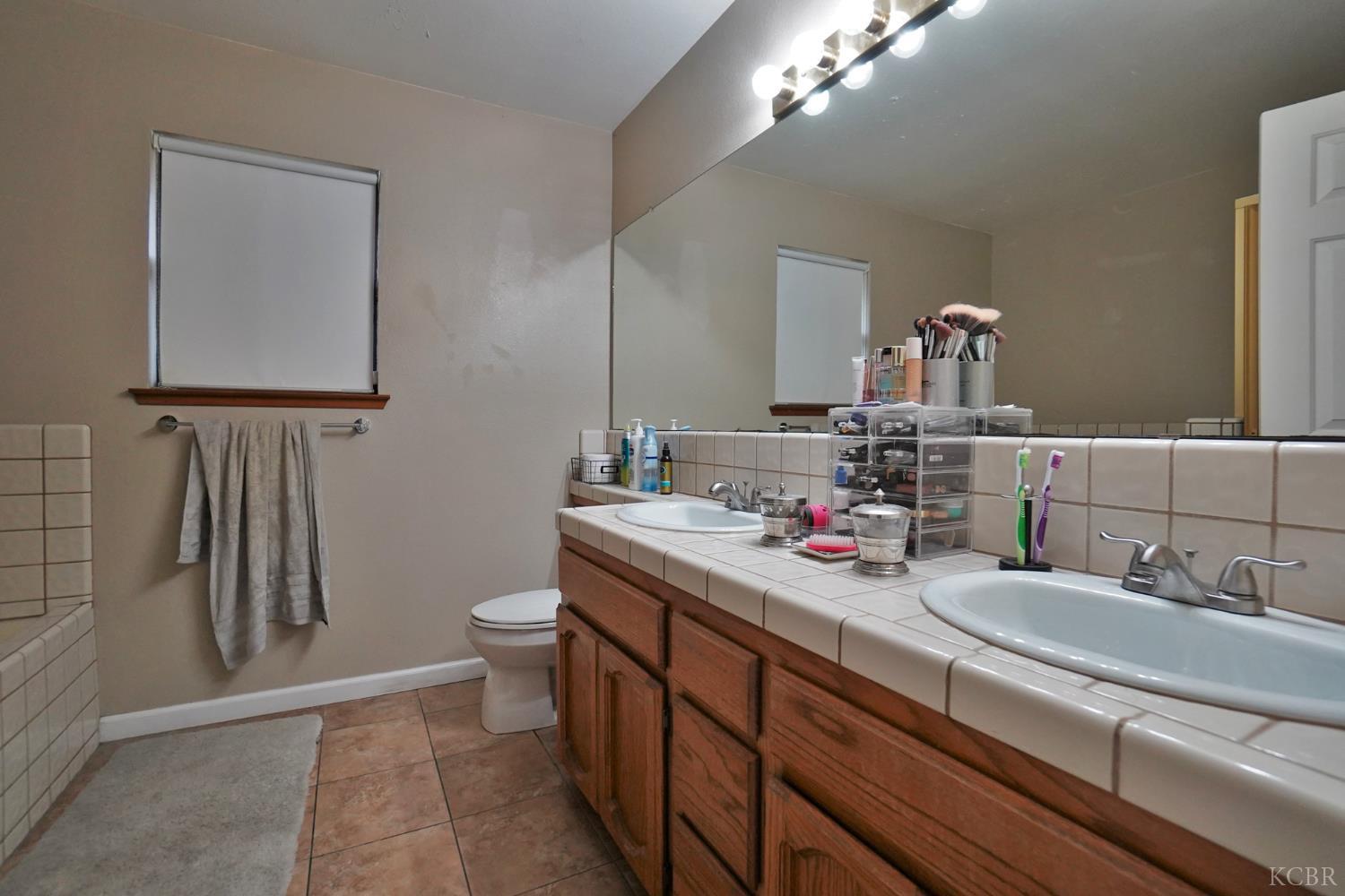 1230 W Sierra Ave W, Fresno, CA 93711