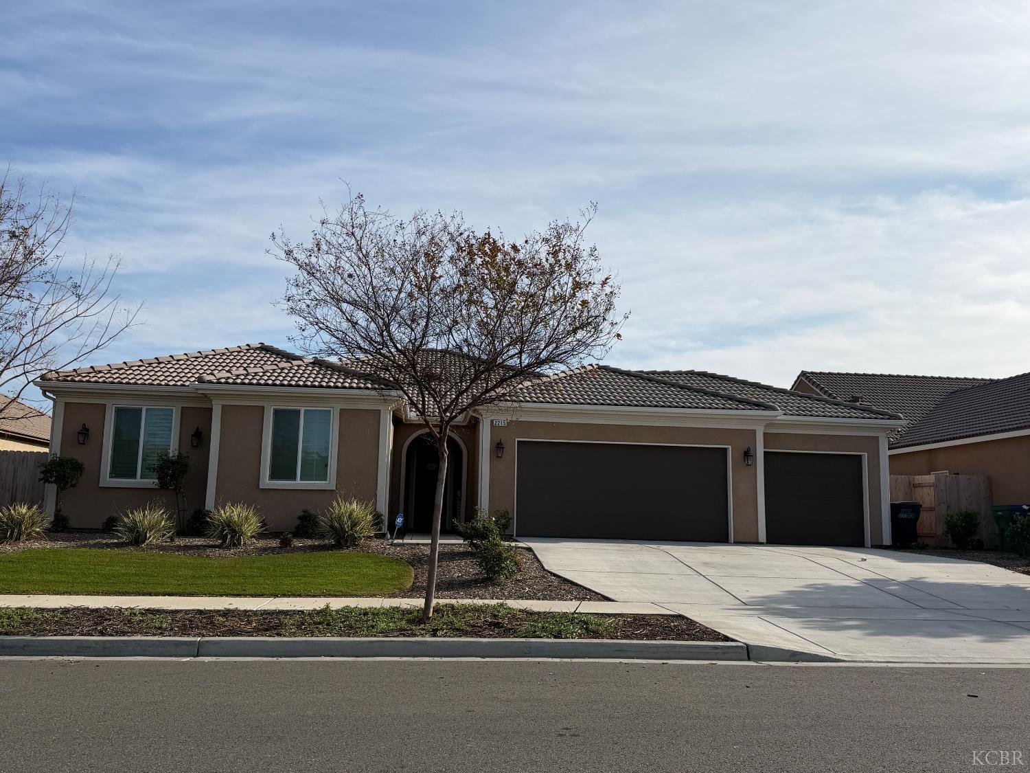 2215 Madeline Dr, Hanford, CA 93230