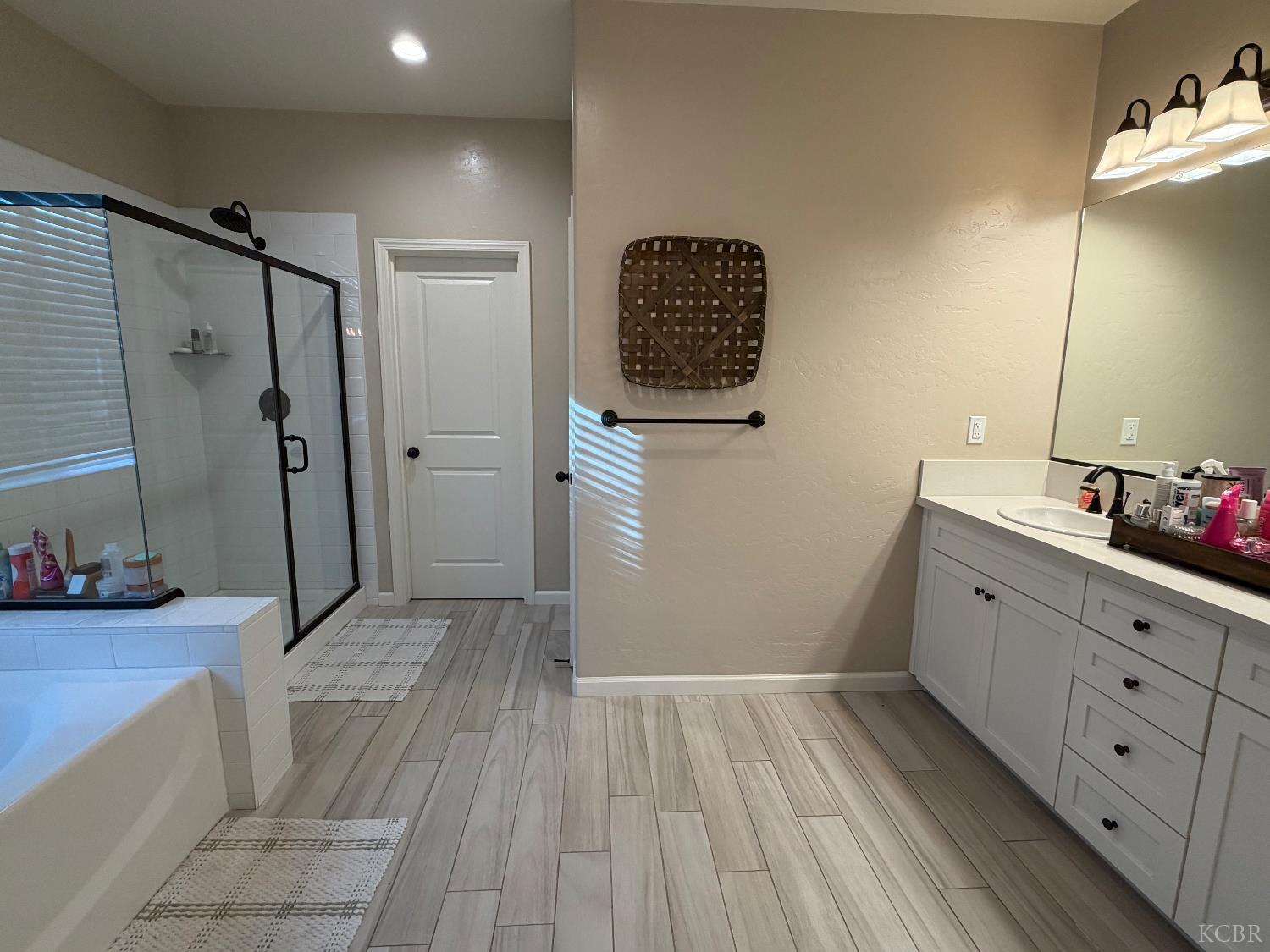 2215 Madeline Dr, Hanford, CA 93230