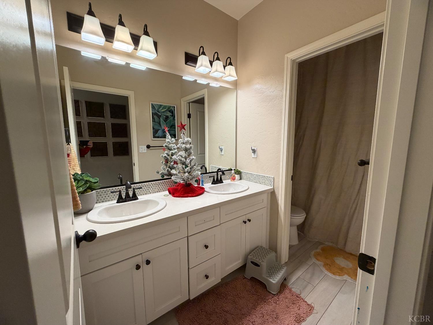 2215 Madeline Dr, Hanford, CA 93230