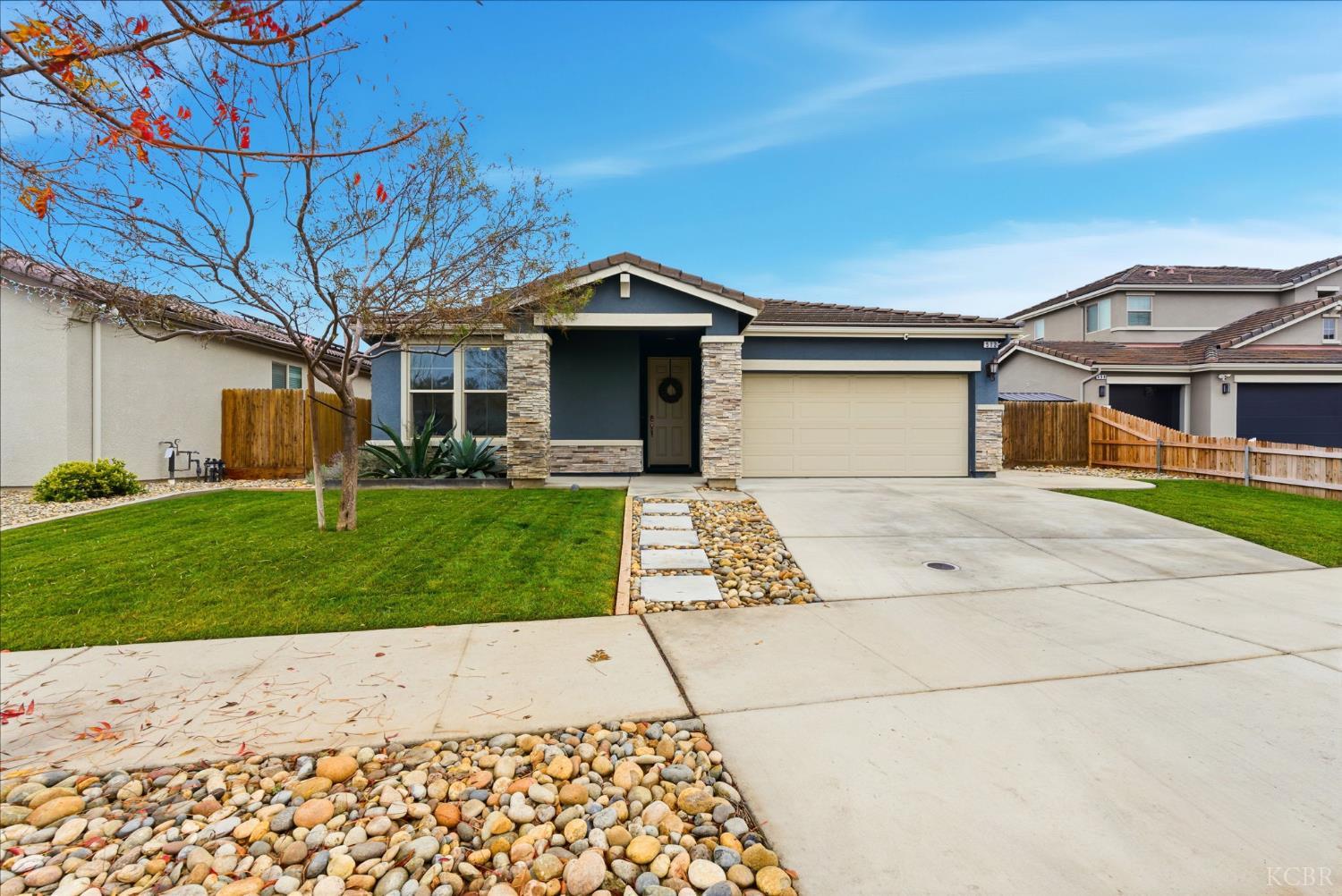 512 Daphne Ln, Lemoore, CA 93245