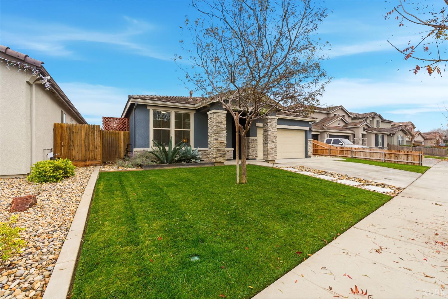 512 Daphne Ln, Lemoore, CA 93245