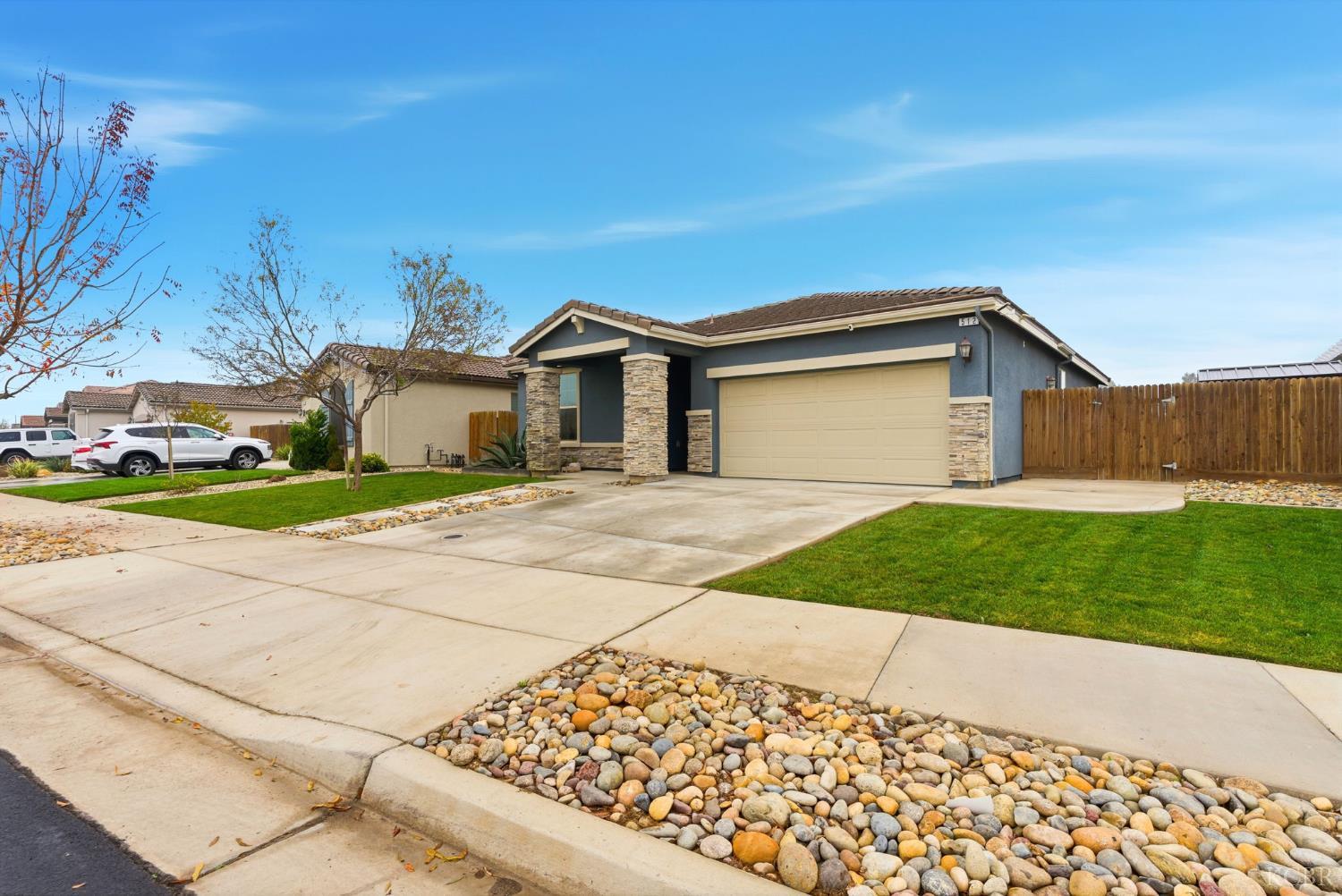 512 Daphne Ln, Lemoore, CA 93245