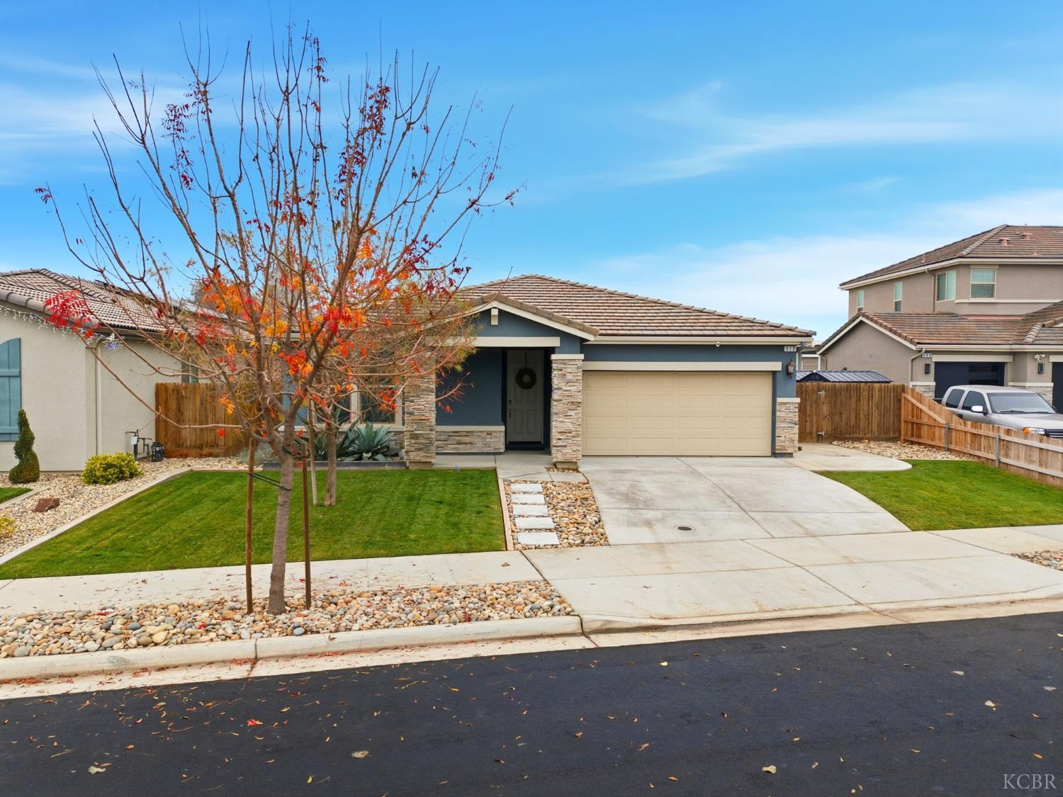 512 Daphne Ln, Lemoore, CA 93245