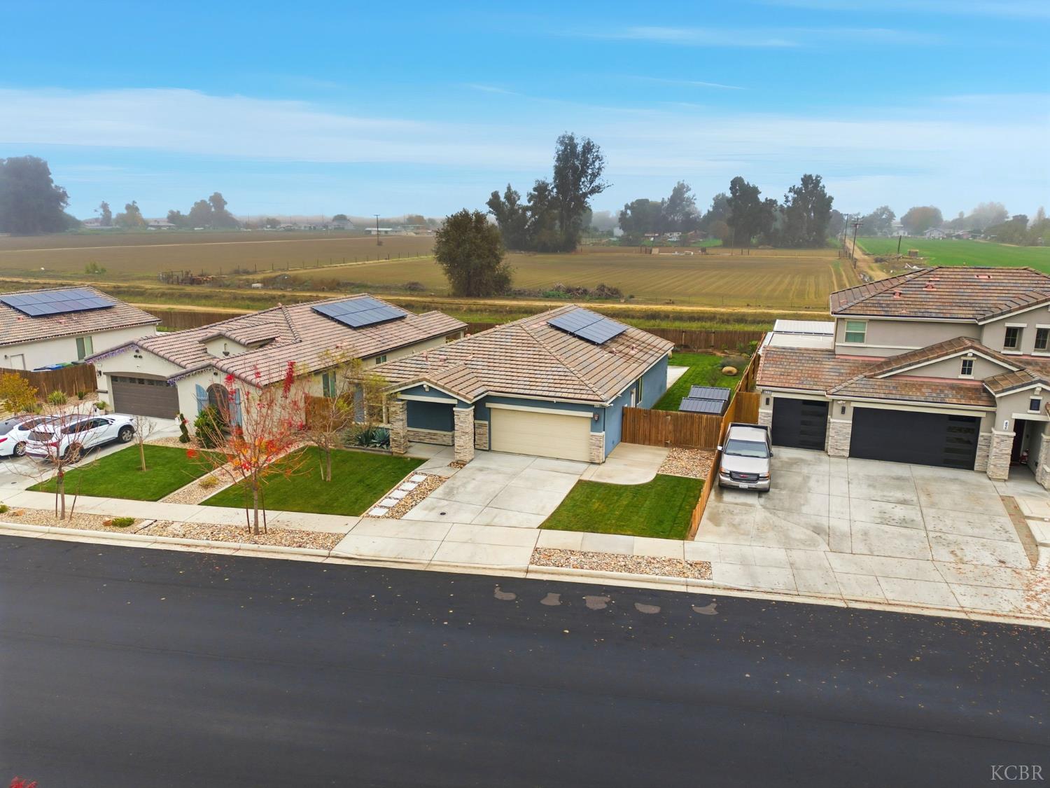 512 Daphne Ln, Lemoore, CA 93245