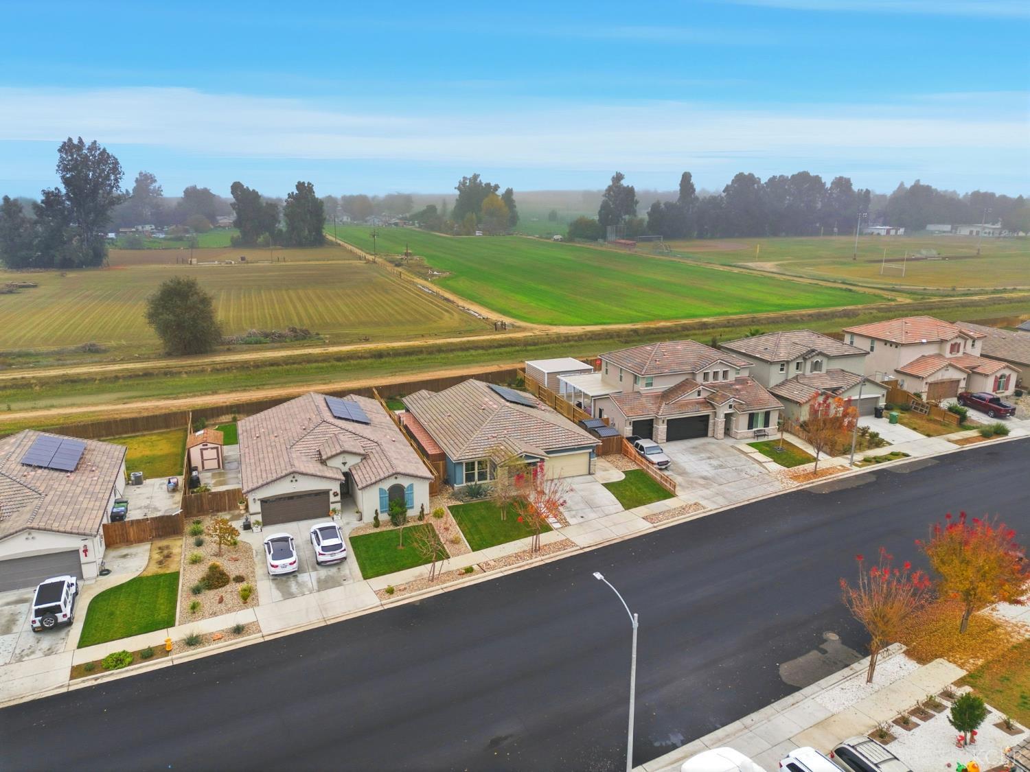 512 Daphne Ln, Lemoore, CA 93245