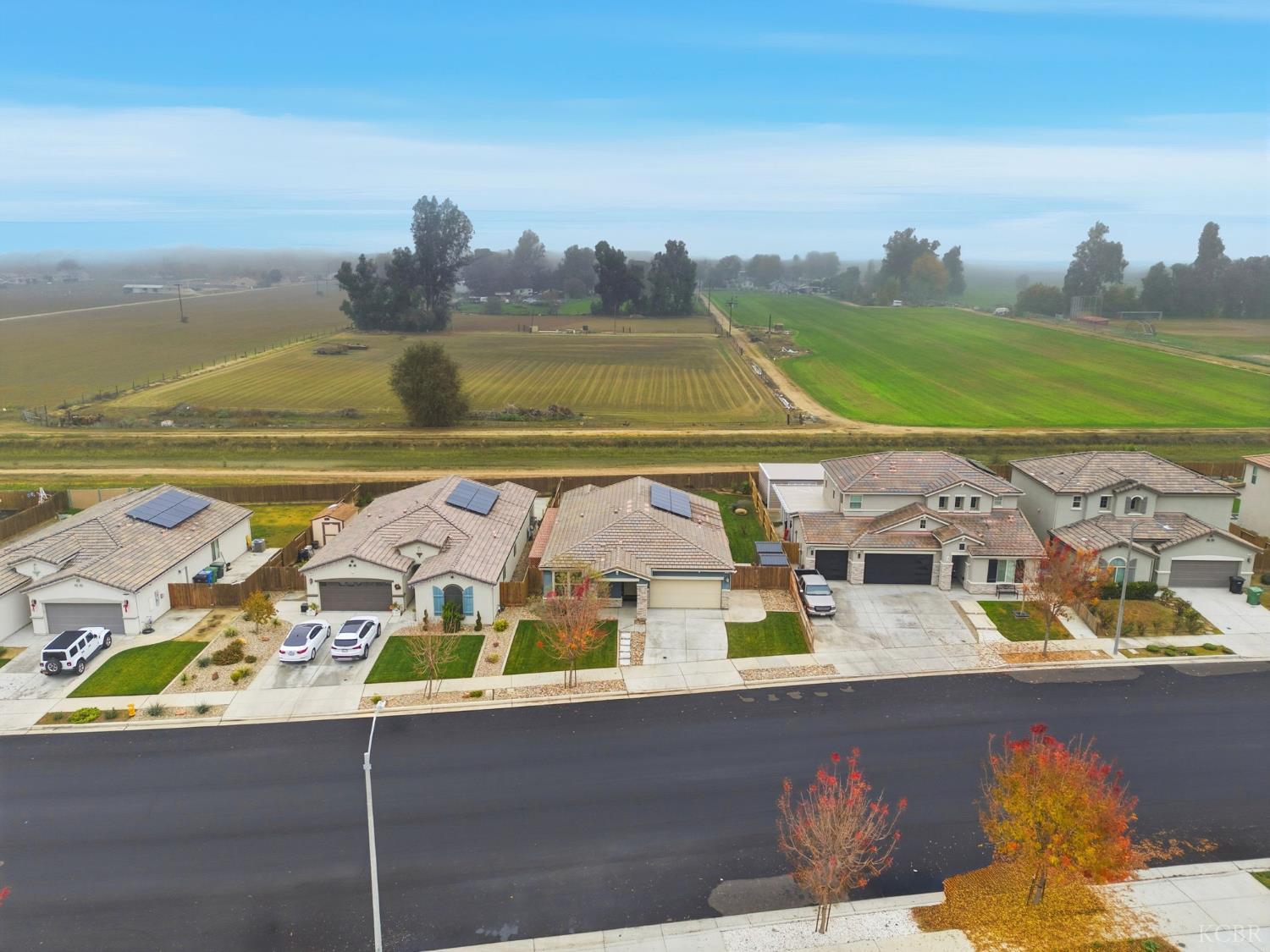 512 Daphne Ln, Lemoore, CA 93245