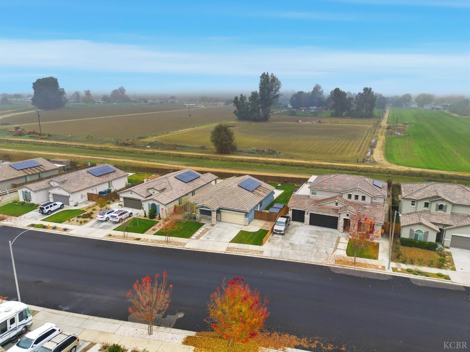 512 Daphne Ln, Lemoore, CA 93245