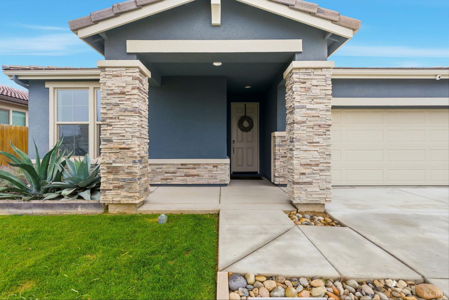 512 Daphne Ln, Lemoore, CA 93245