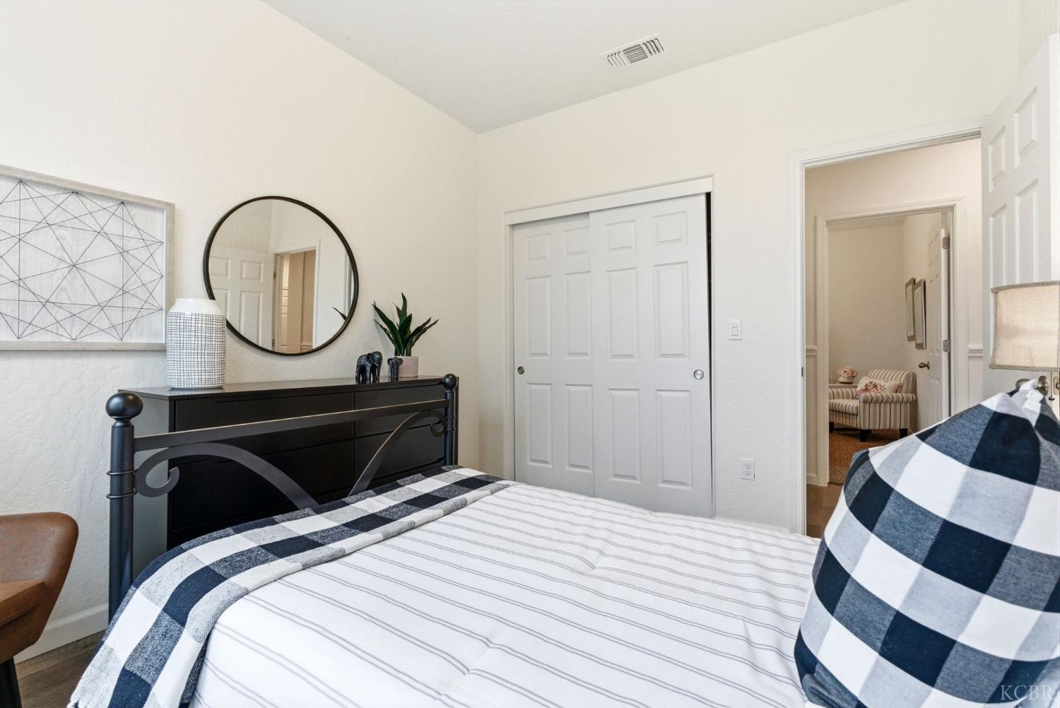 512 Daphne Ln, Lemoore, CA 93245