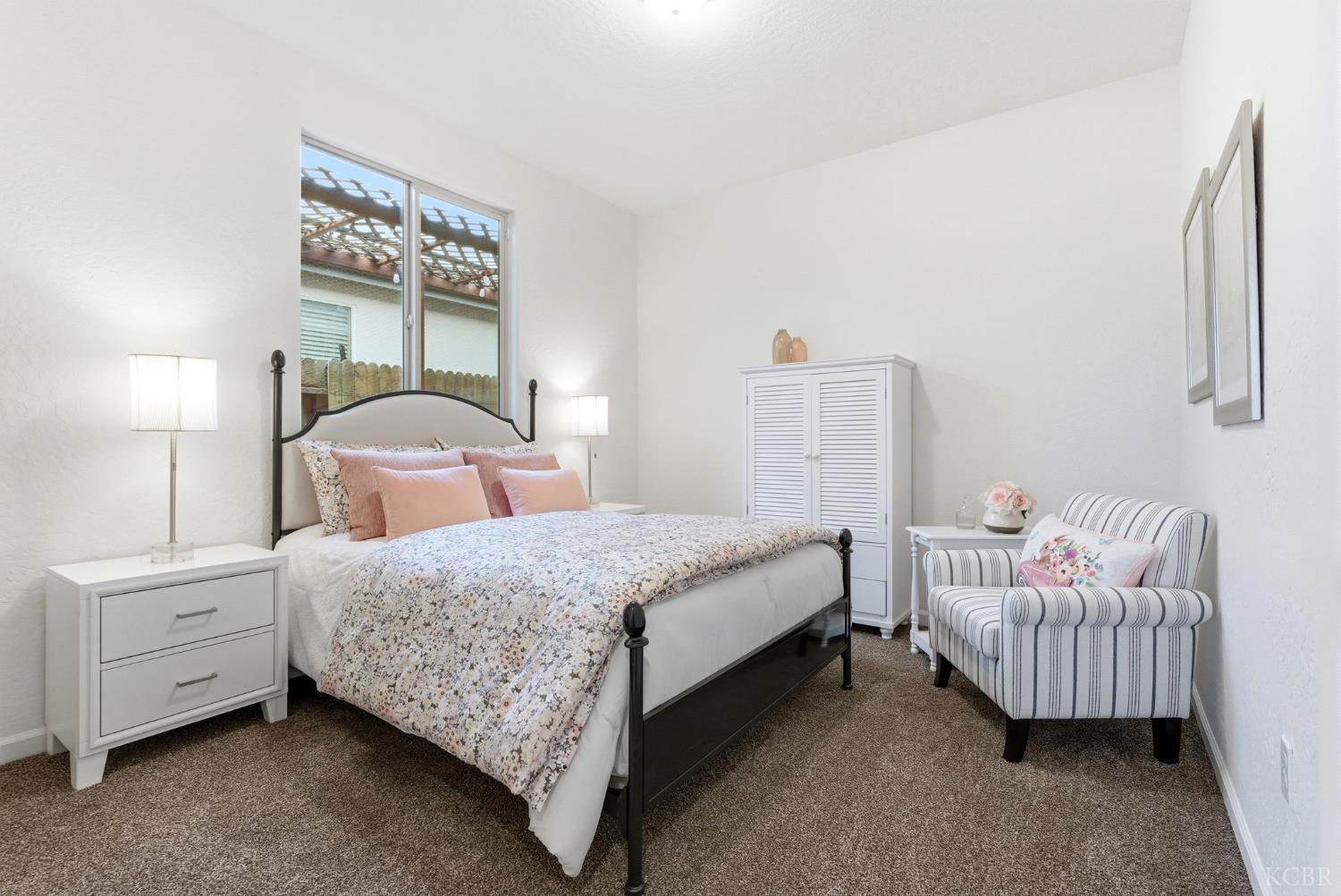 512 Daphne Ln, Lemoore, CA 93245