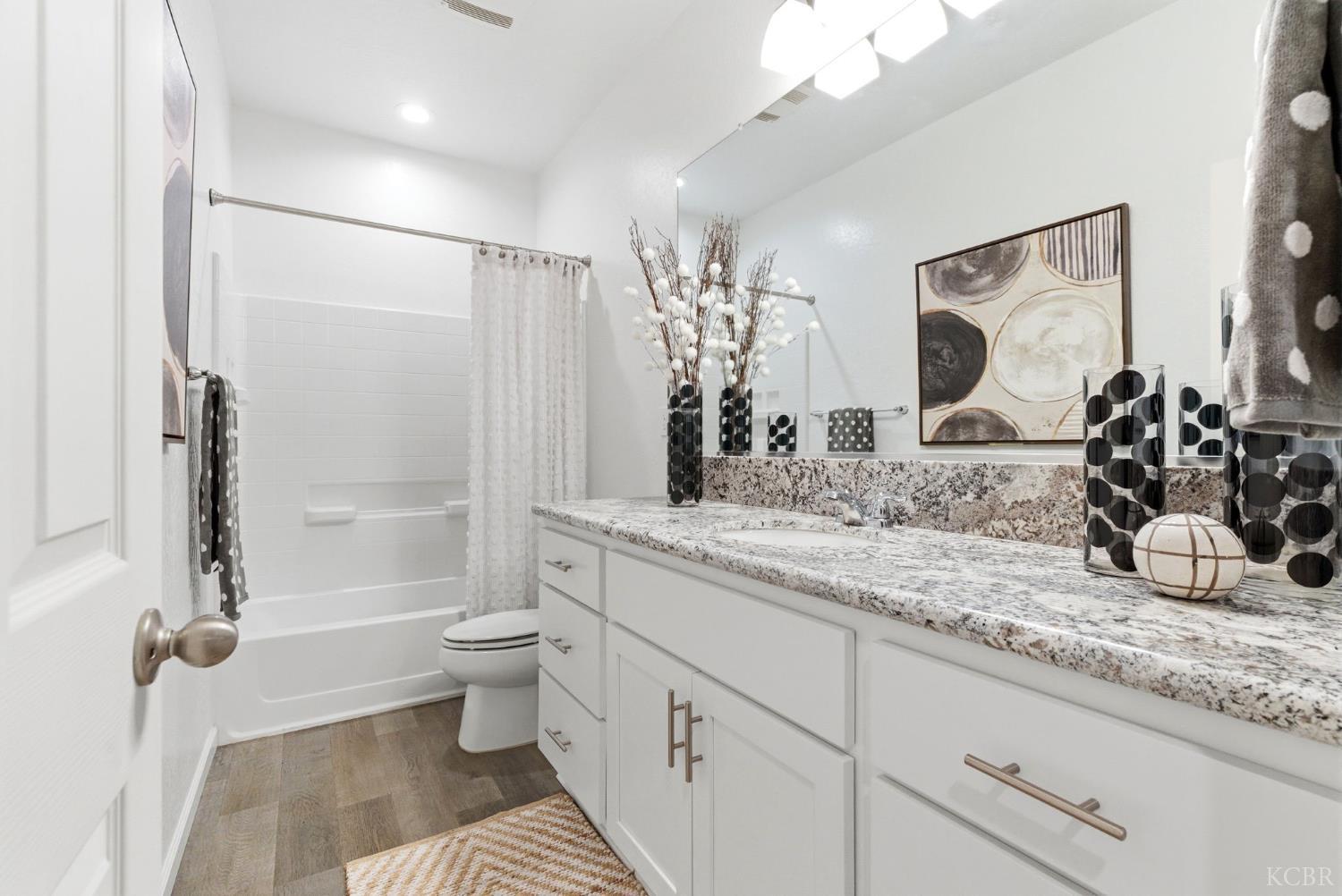 512 Daphne Ln, Lemoore, CA 93245