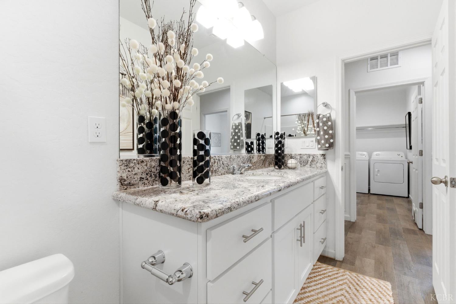 512 Daphne Ln, Lemoore, CA 93245