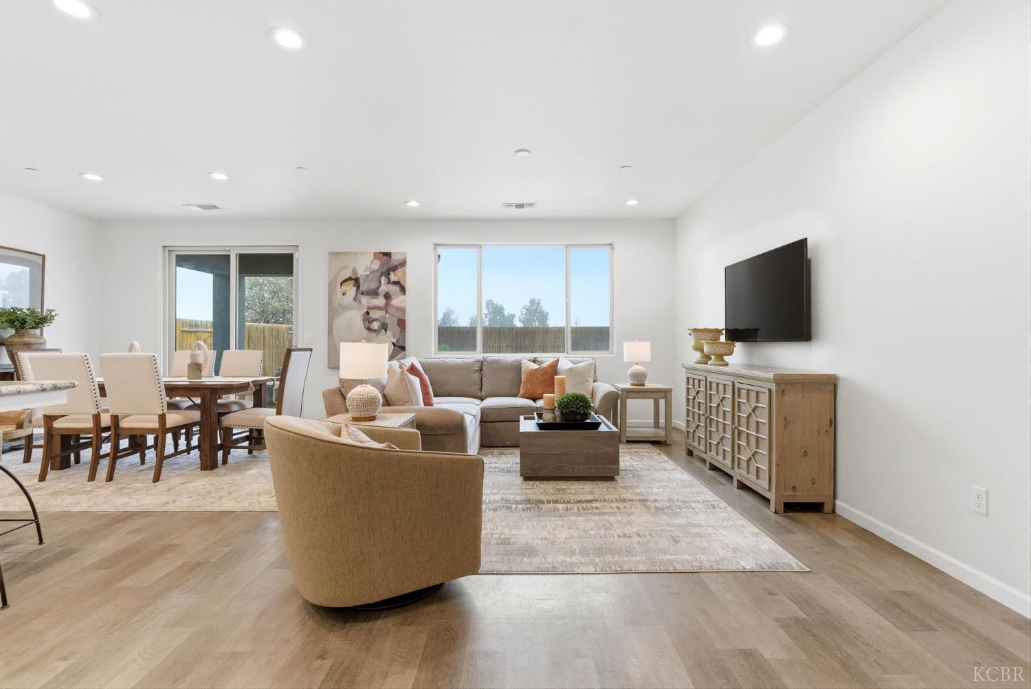 512 Daphne Ln, Lemoore, CA 93245