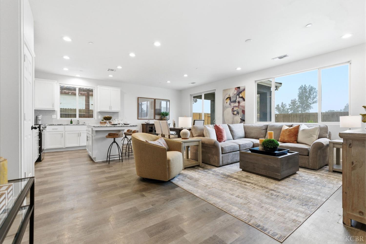 512 Daphne Ln, Lemoore, CA 93245