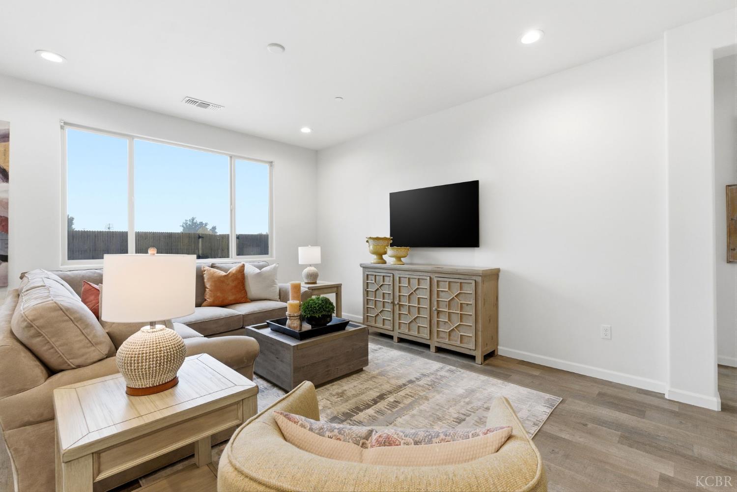 512 Daphne Ln, Lemoore, CA 93245